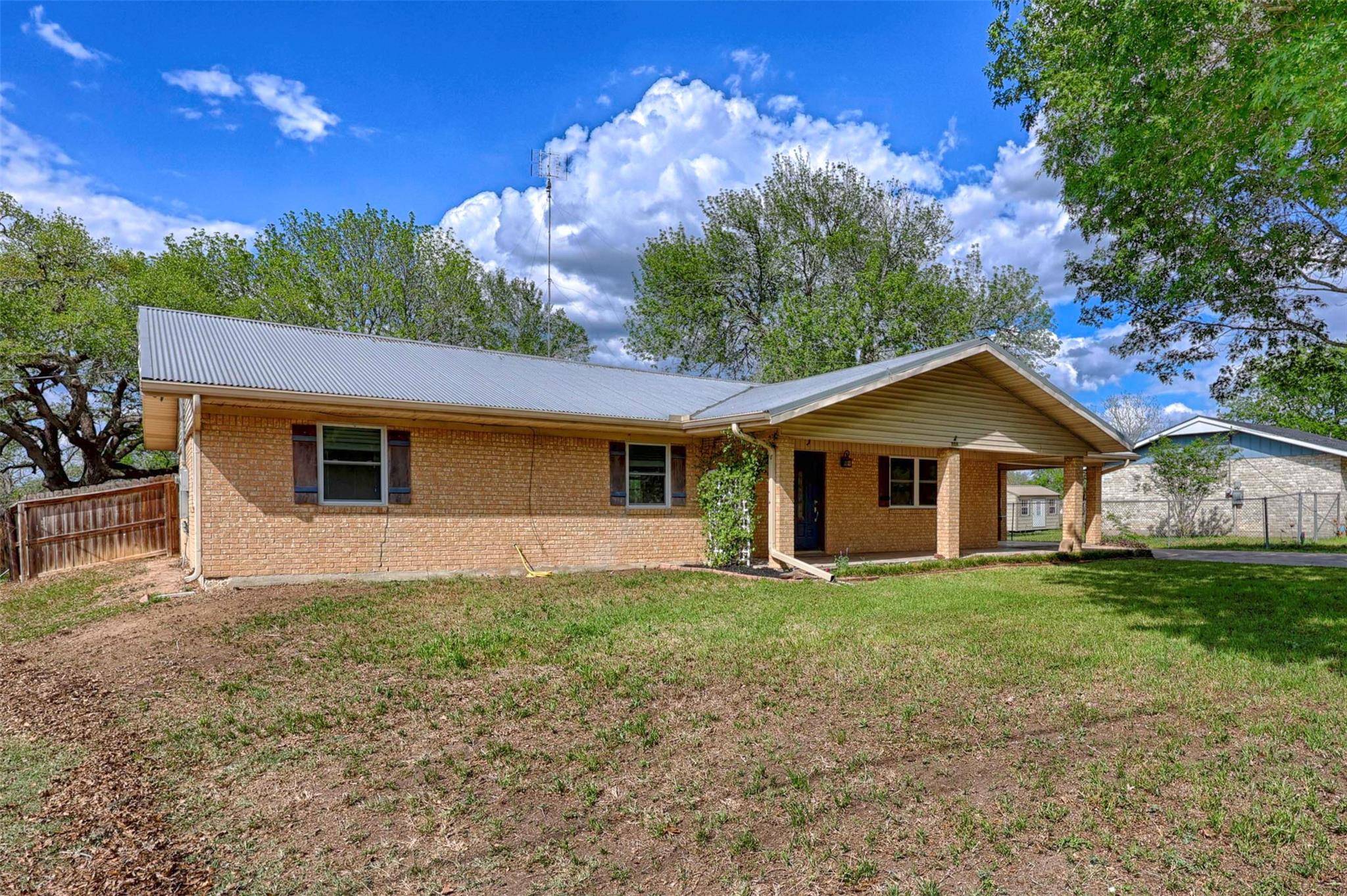 705 S La Grange ST, Flatonia, TX 78941
