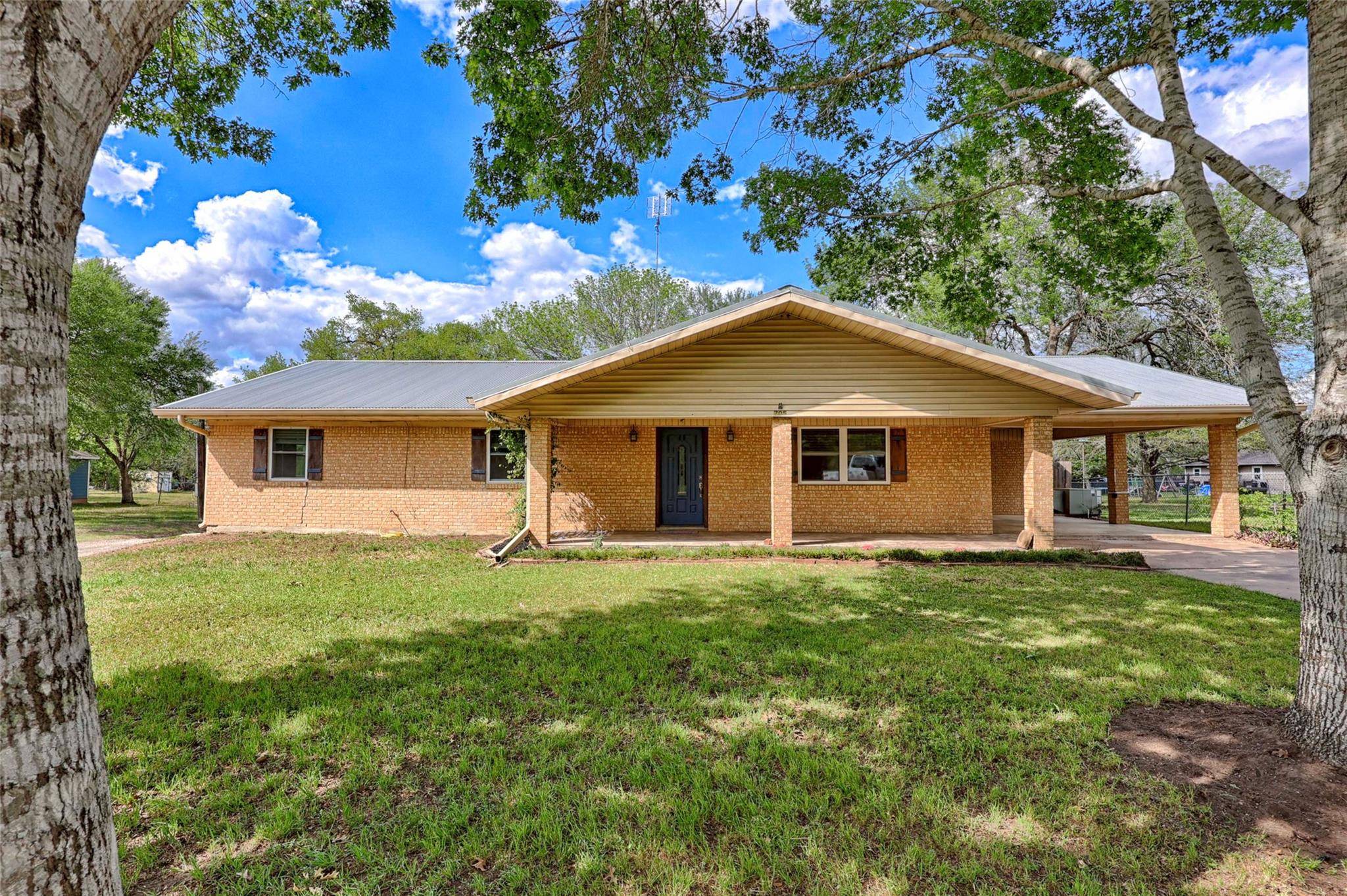 705 S La Grange ST, Flatonia, TX 78941