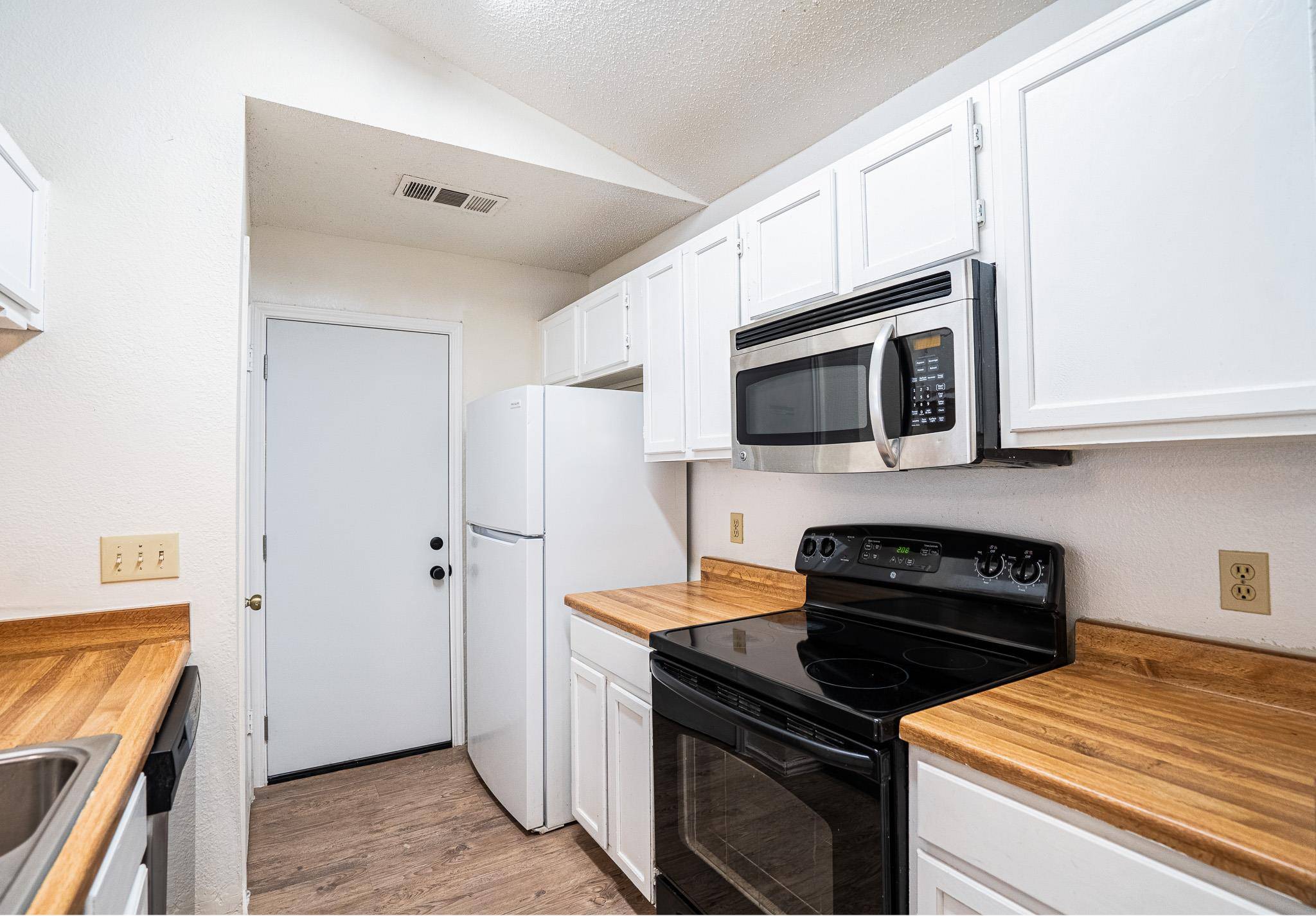 517 Cutty TRL #B, Lakeway, TX 78734