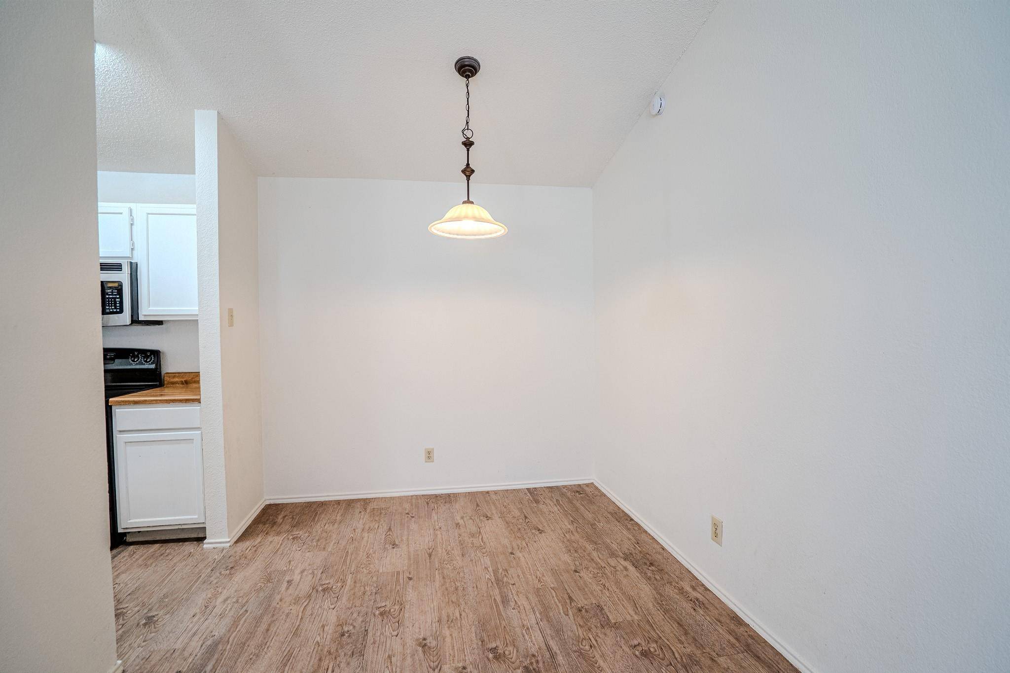 517 Cutty TRL #B, Lakeway, TX 78734