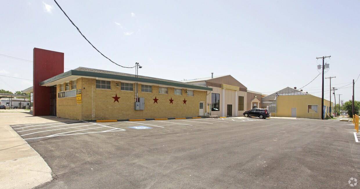 200 E 4th ST, Taylor, TX 76574