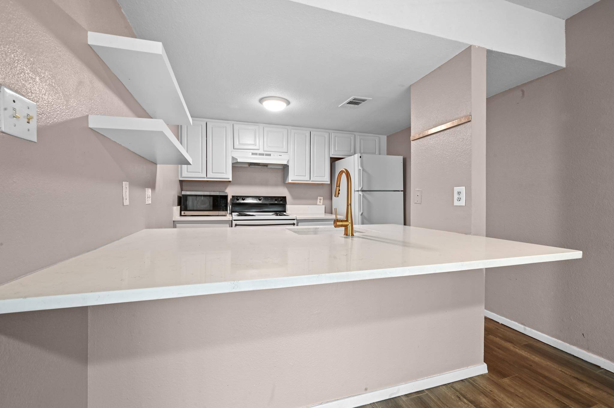 2124 Burton DR #204, Austin, TX 78741