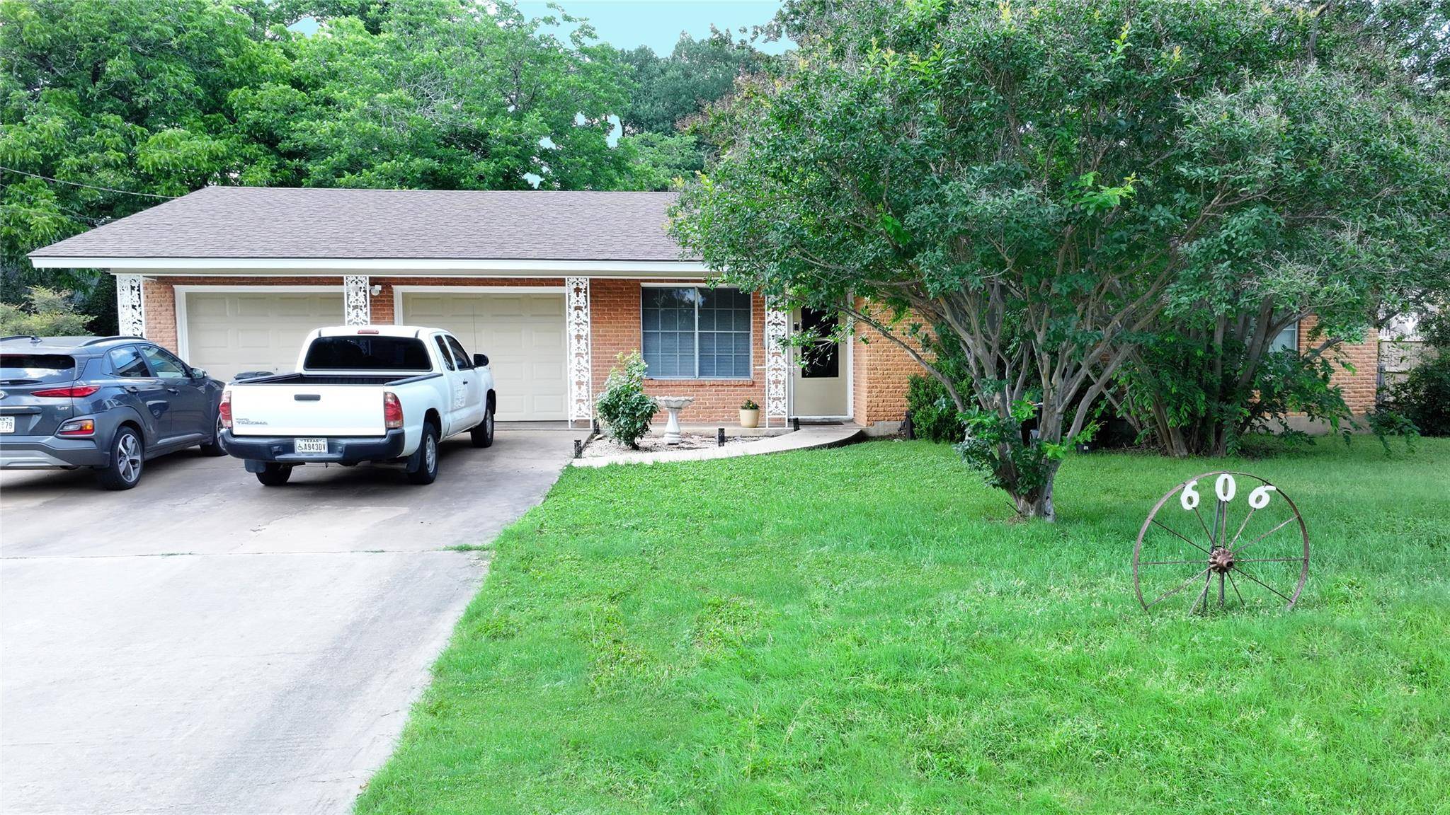 606 E Liberty Ave, Round Rock, TX 78664