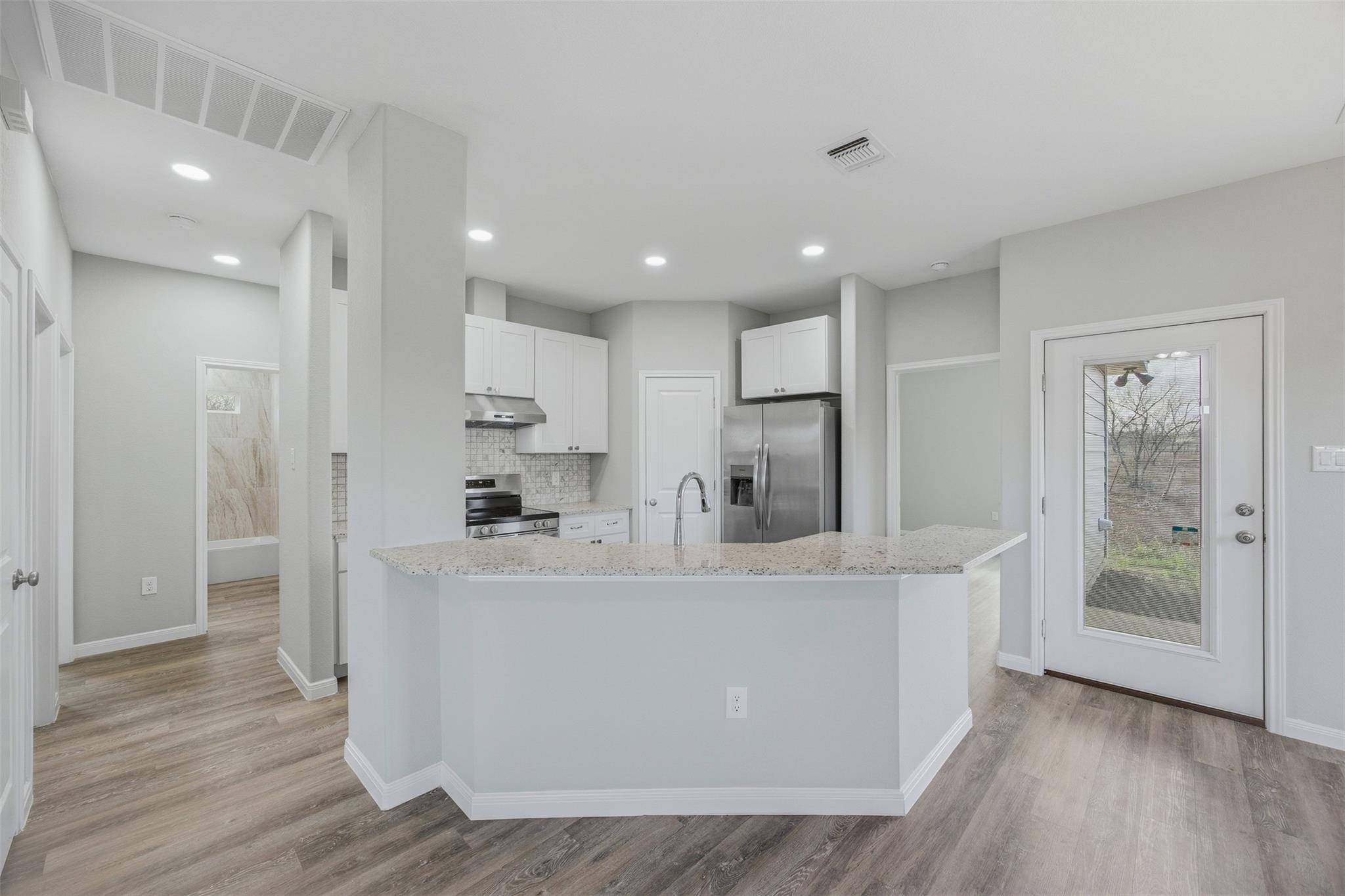 608 Mustang CIR, Nixon, TX 78140