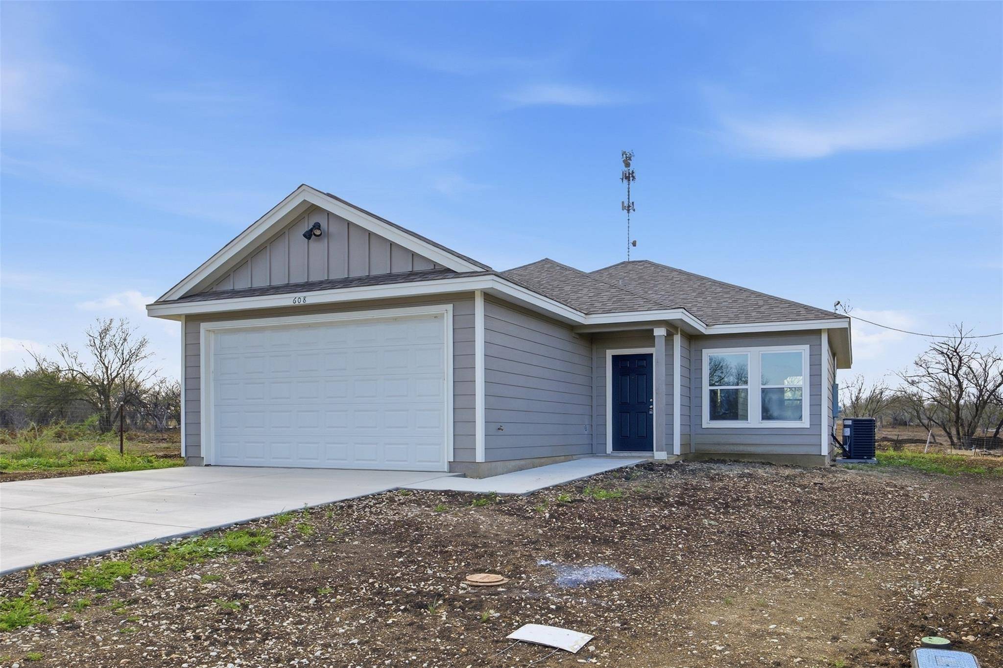 608 Mustang CIR, Nixon, TX 78140