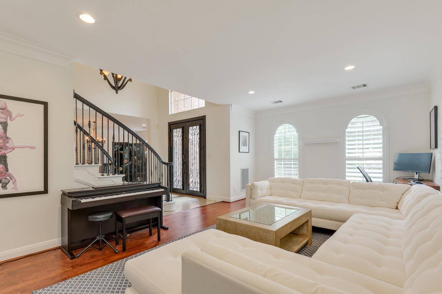 14 TORRINGTON LN, The Hills, TX 78738