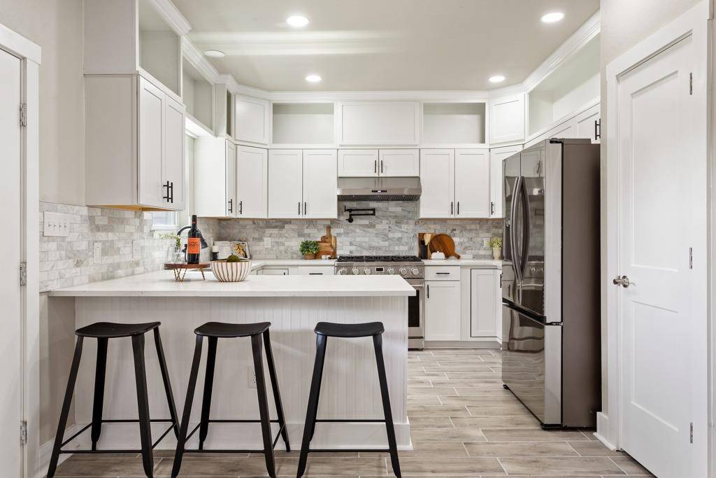 10 Honeysuckle LN, Wimberley, TX 78676