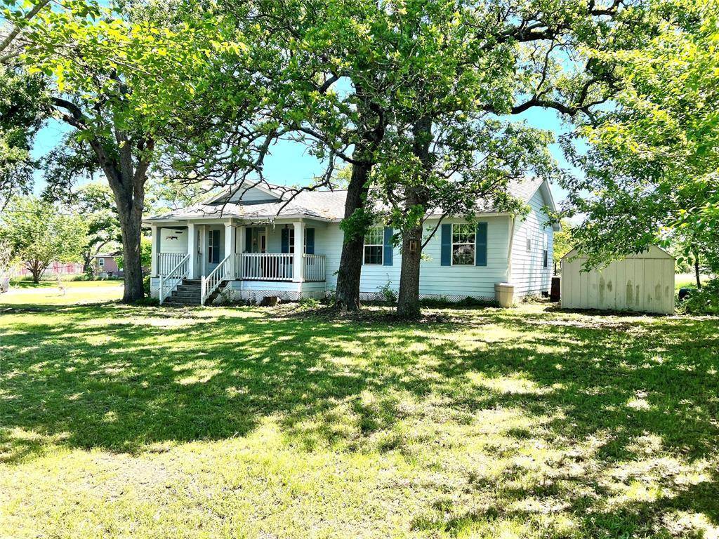 2105 W Gillis Ave, Cameron, TX 76520