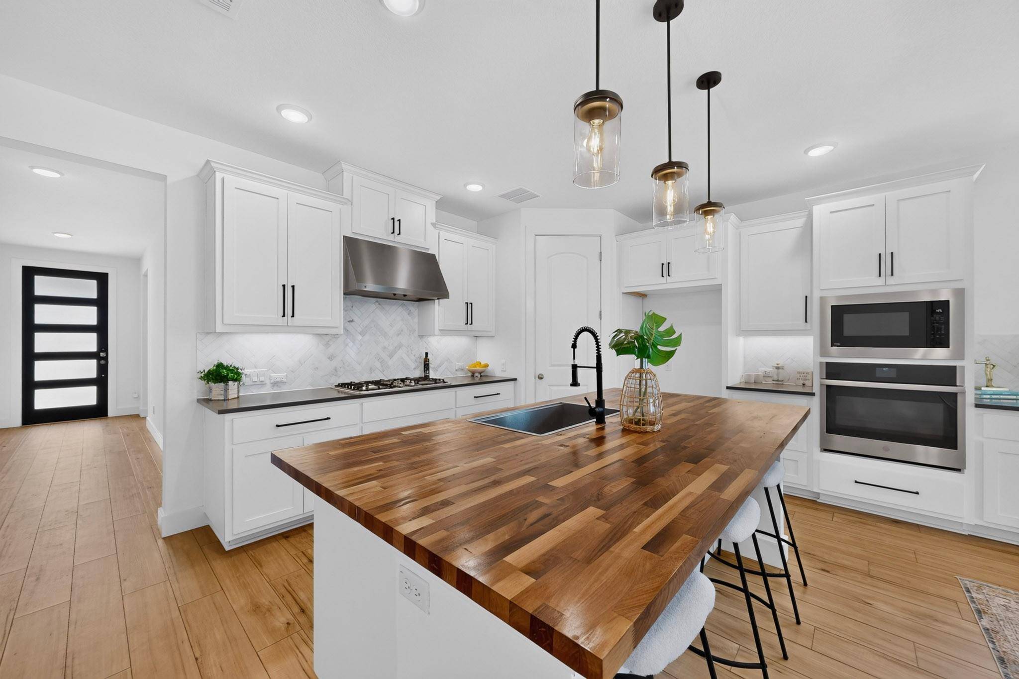 1340 Castalo LN, Leander, TX 78641