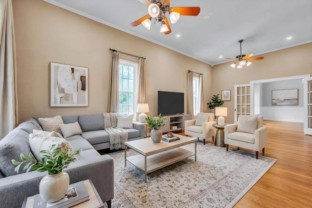 300 Mills ST, Smithville, TX 78957