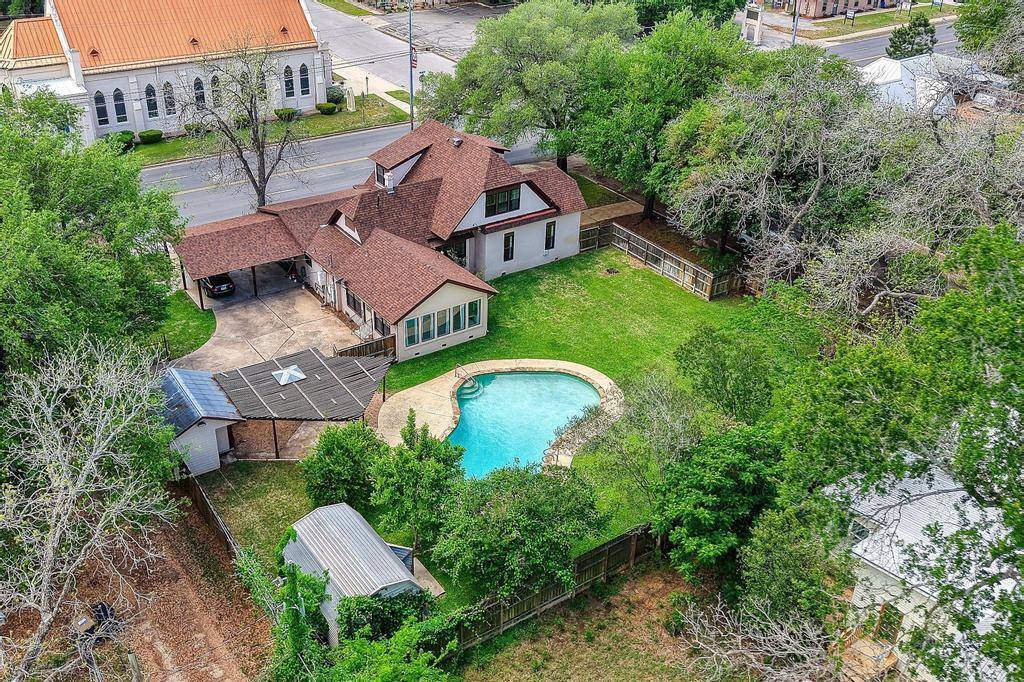 300 Mills ST, Smithville, TX 78957