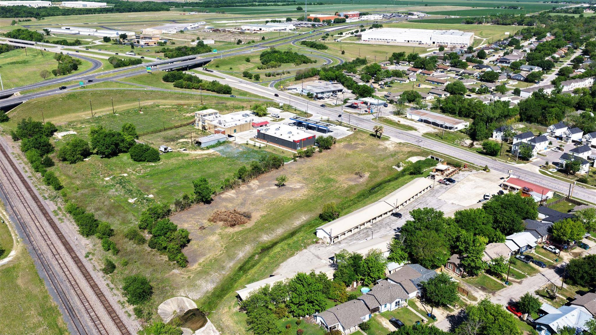 2215 W 2nd ST W, Taylor, TX 76574