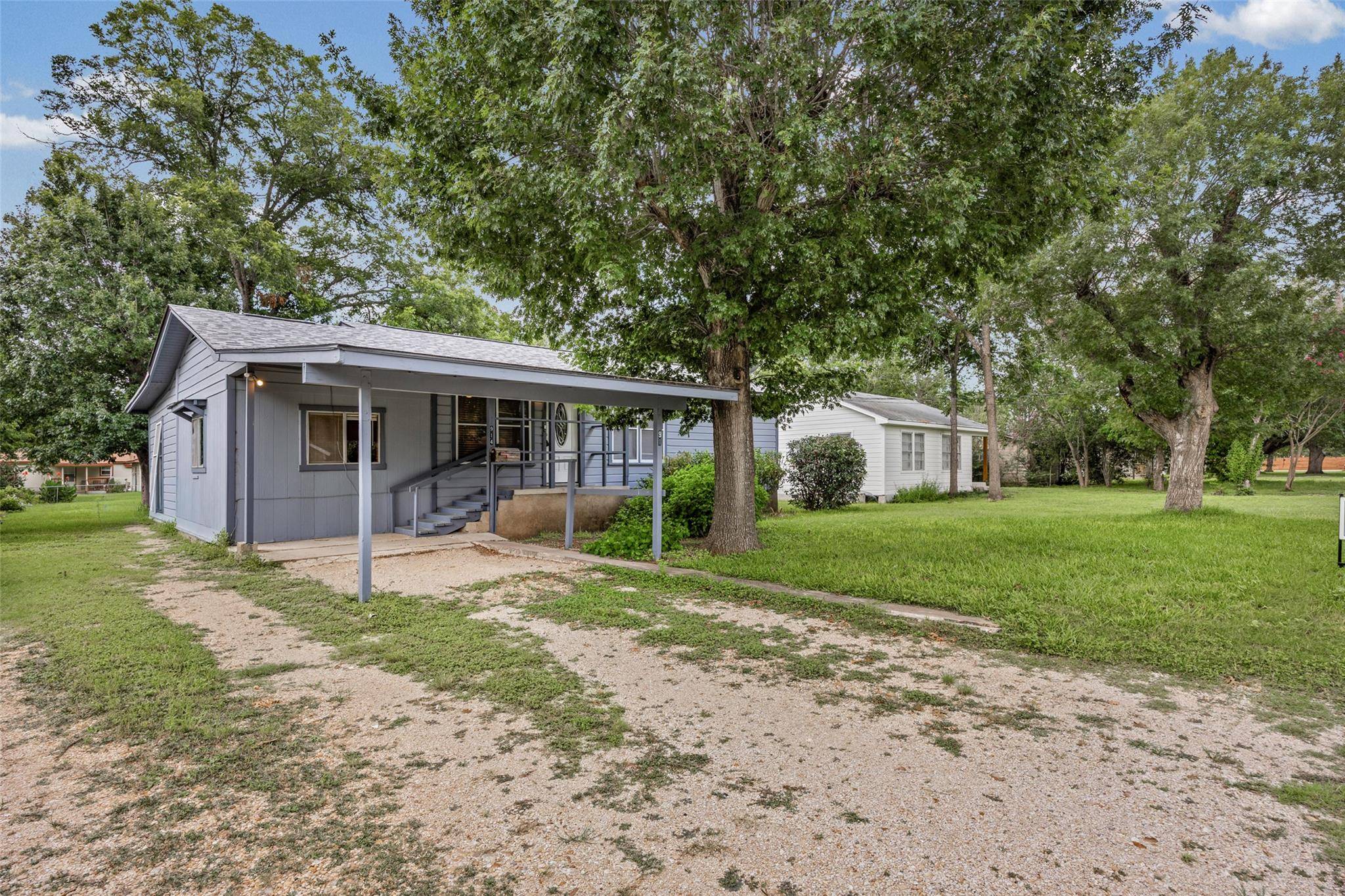 914 Plum ST, Lockhart, TX 78644