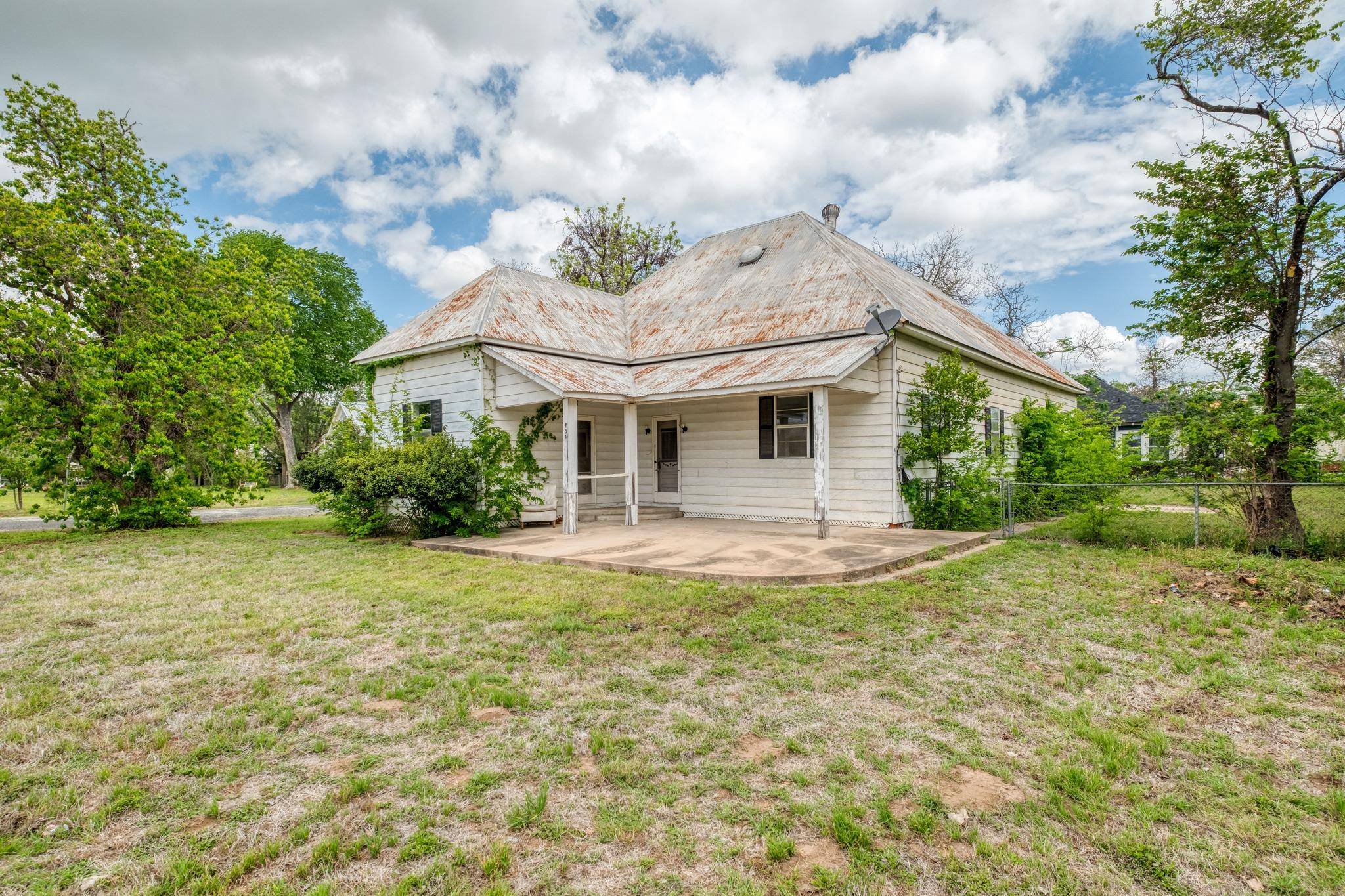 701 NE 1st ST, Smithville, TX 78957