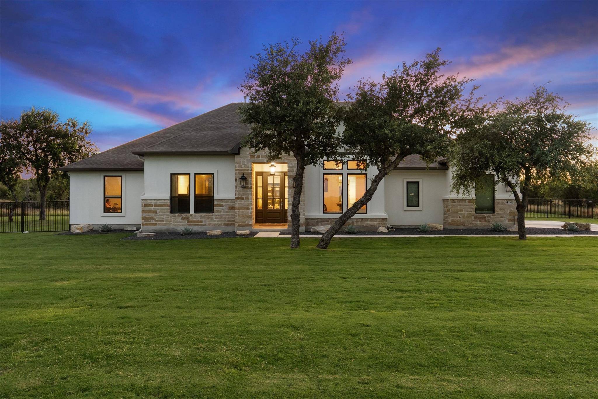 412 Oakpark DR, Spicewood, TX 78669