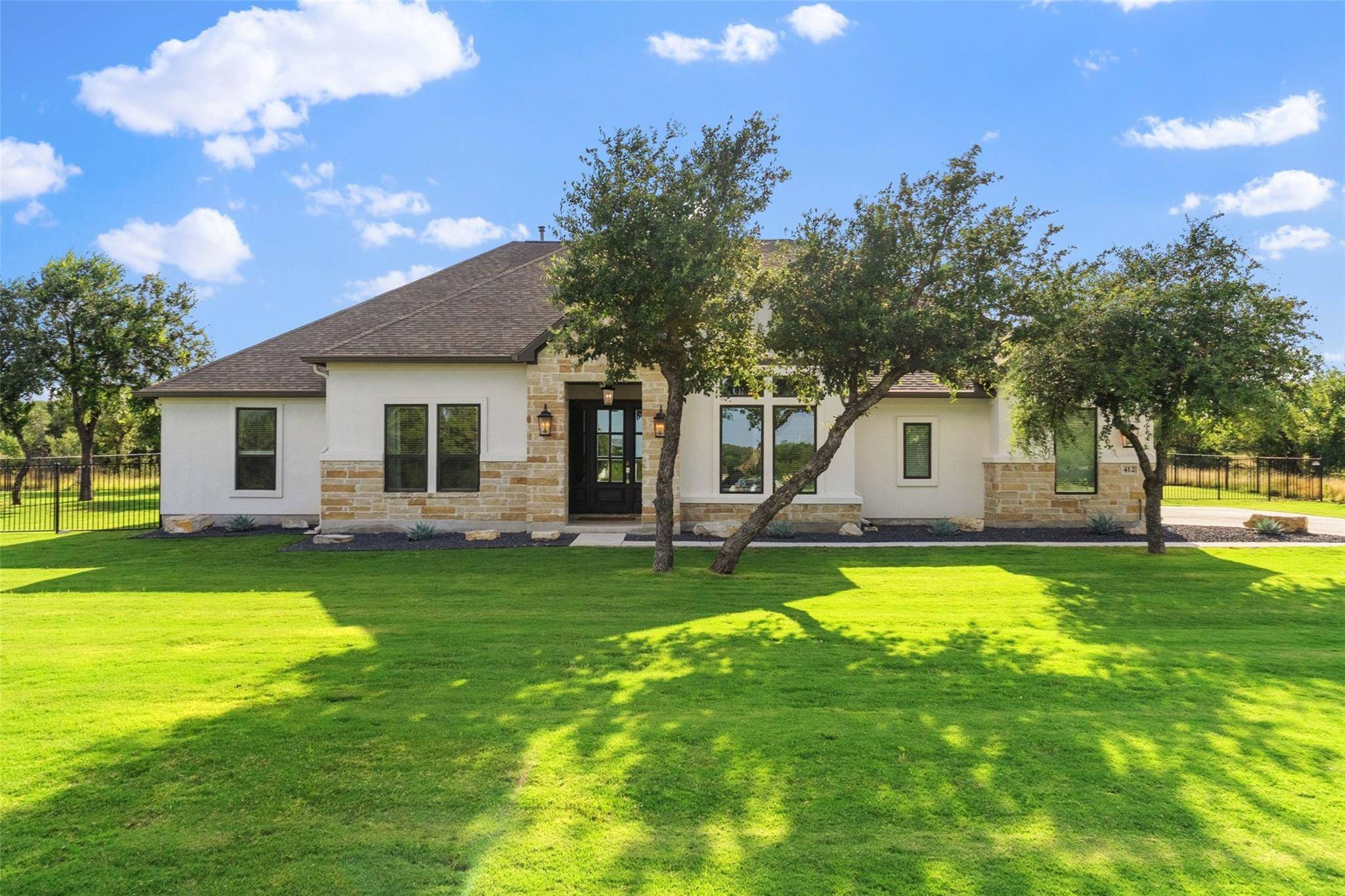 412 Oakpark DR, Spicewood, TX 78669