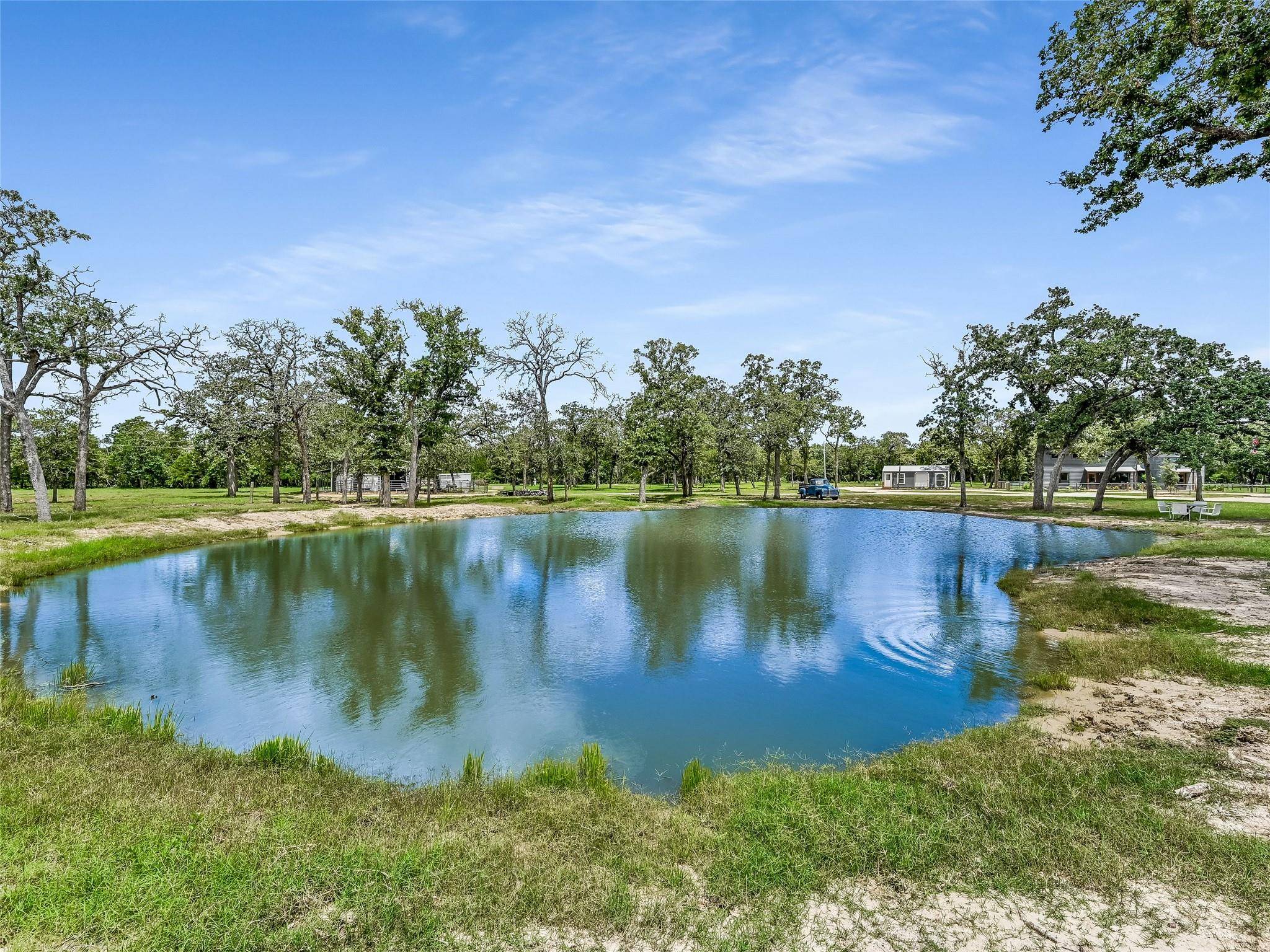 226 Stolle LN, Flatonia, TX 78941