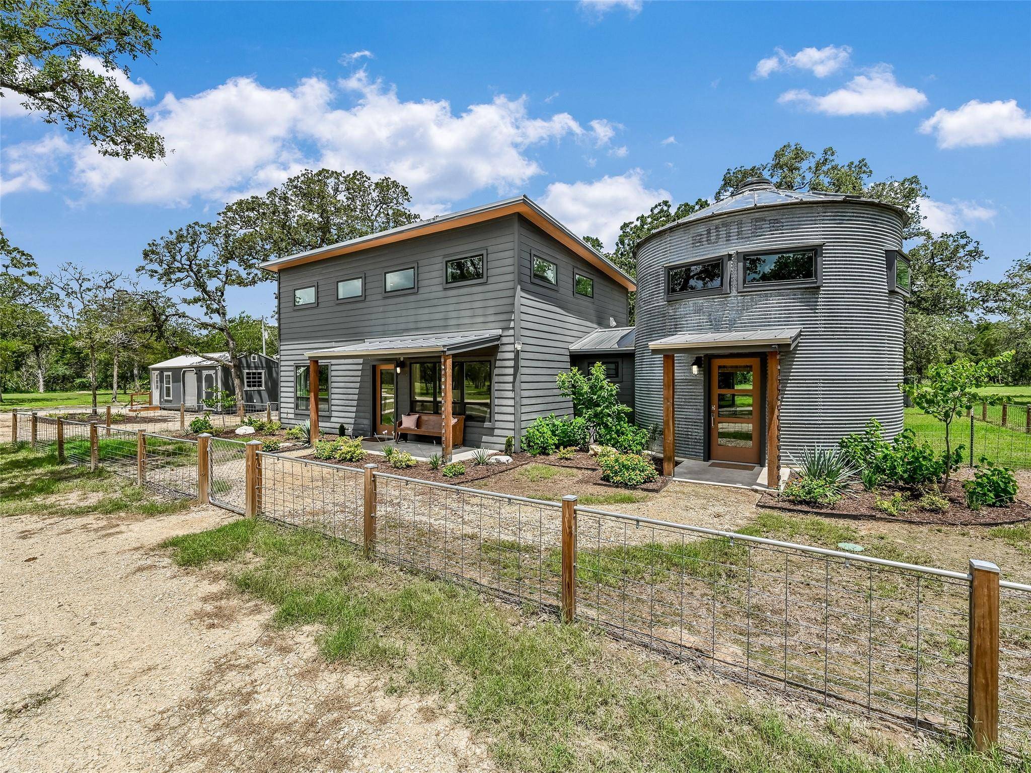 226 Stolle LN, Flatonia, TX 78941