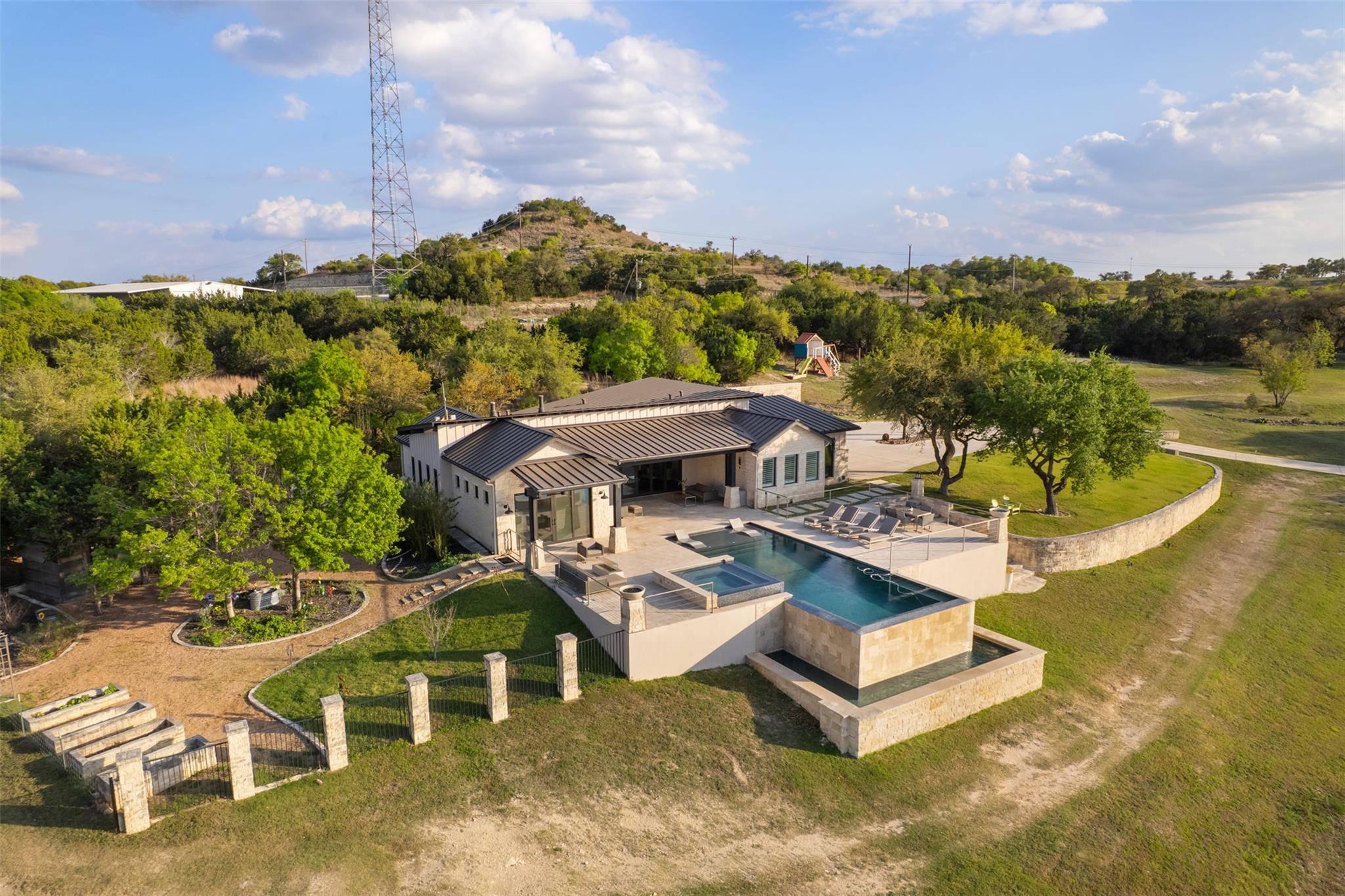 421 Rolling Hills RD, Blanco, TX 78606