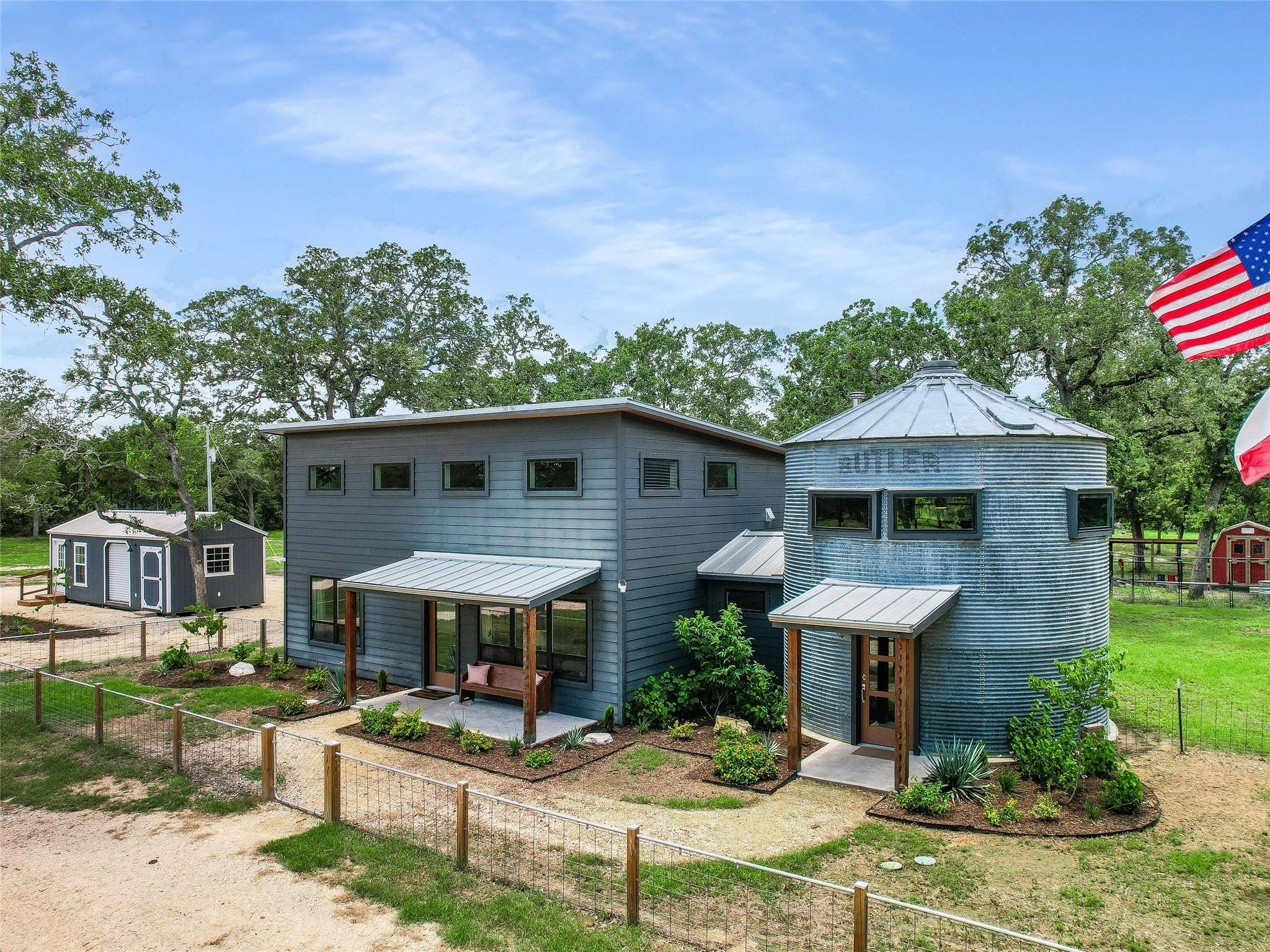 226 Stolle LN, Flatonia, TX 78941