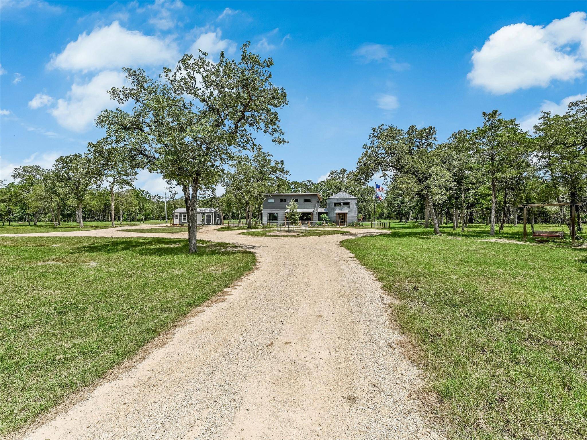 226 Stolle LN, Flatonia, TX 78941