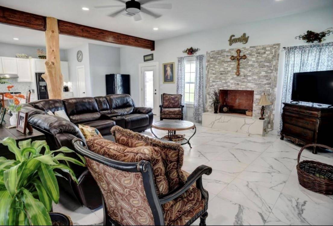 626 Sparta Field RD, Waelder, TX 78959