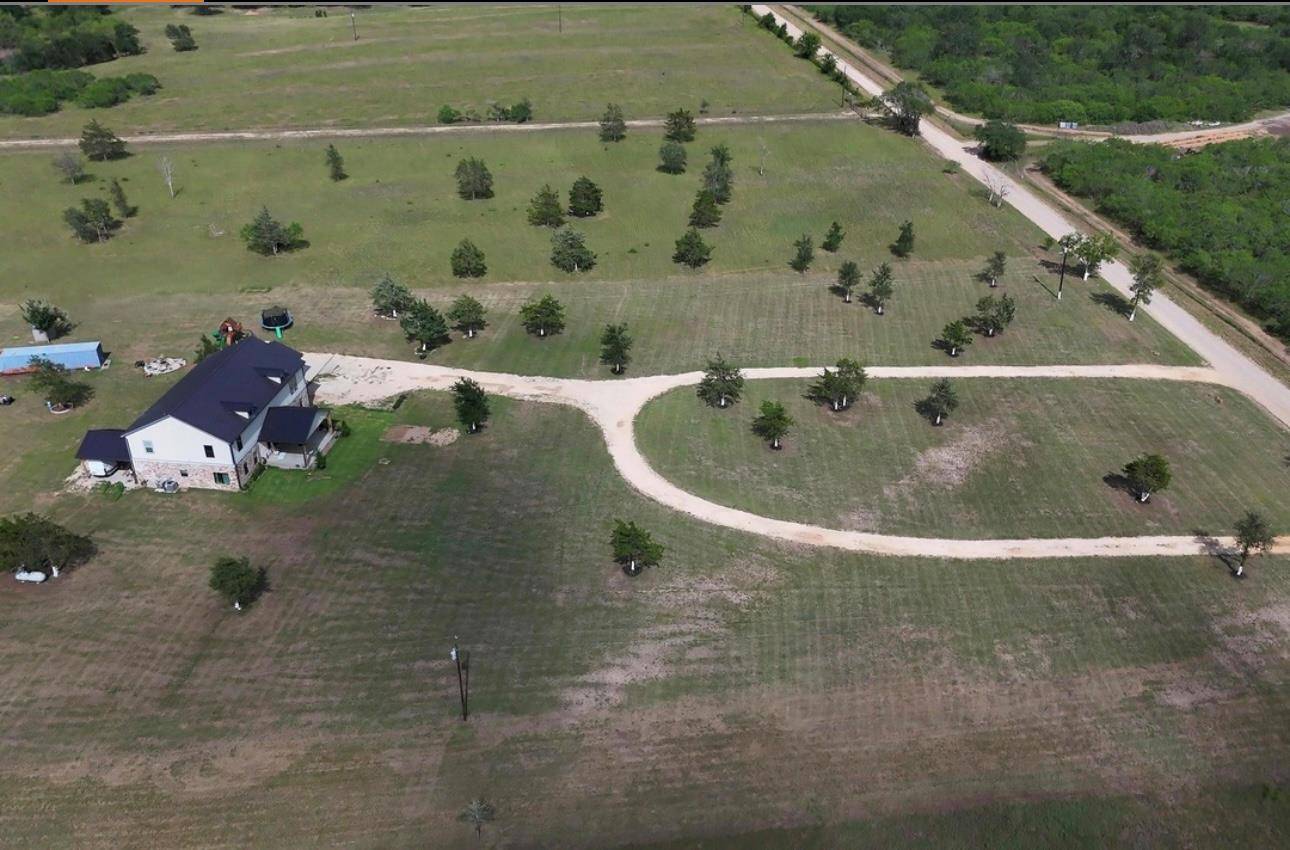 626 Sparta Field RD, Waelder, TX 78959