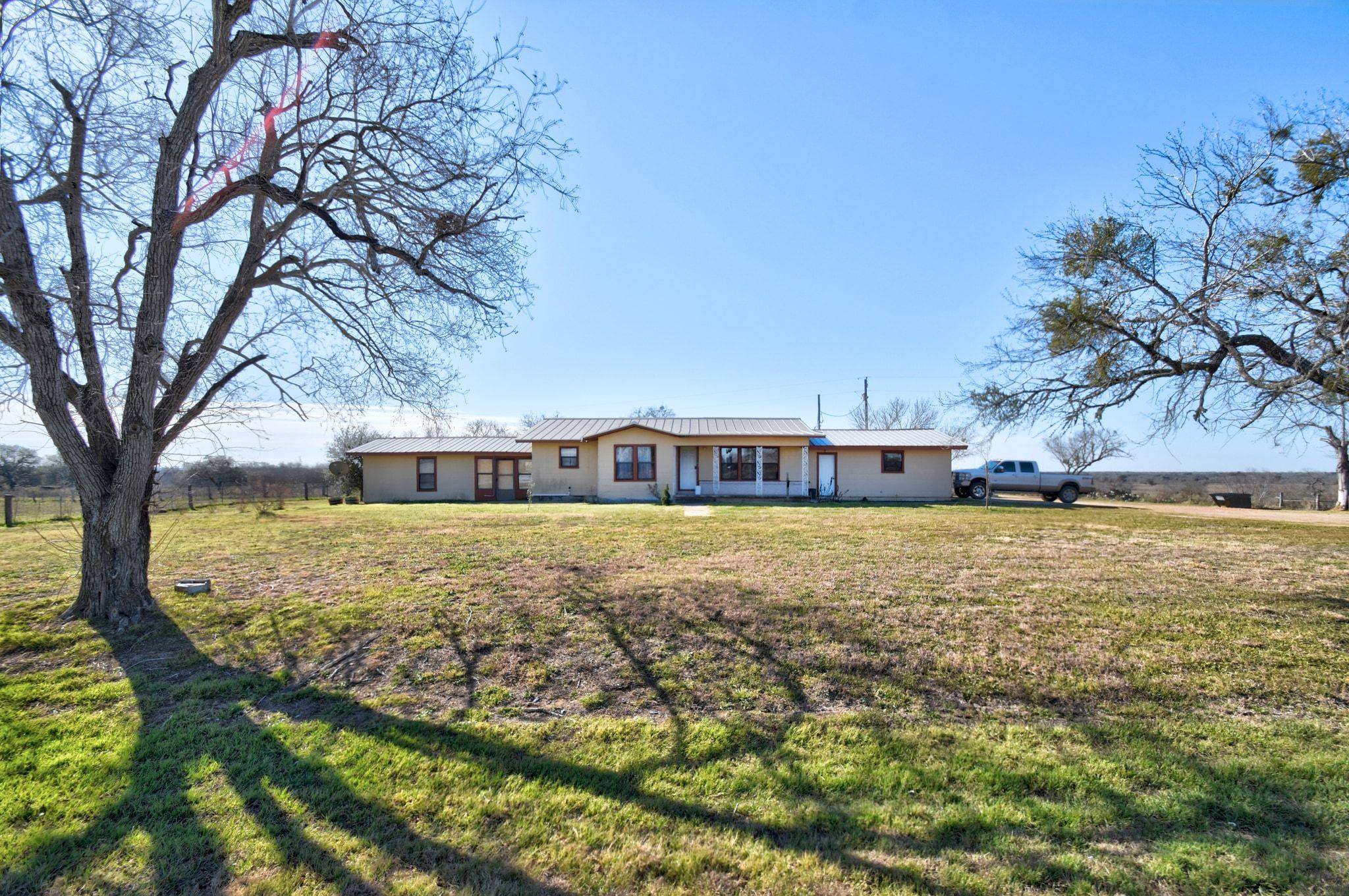 1017 Us Highway 87 E, Smiley, TX 78159