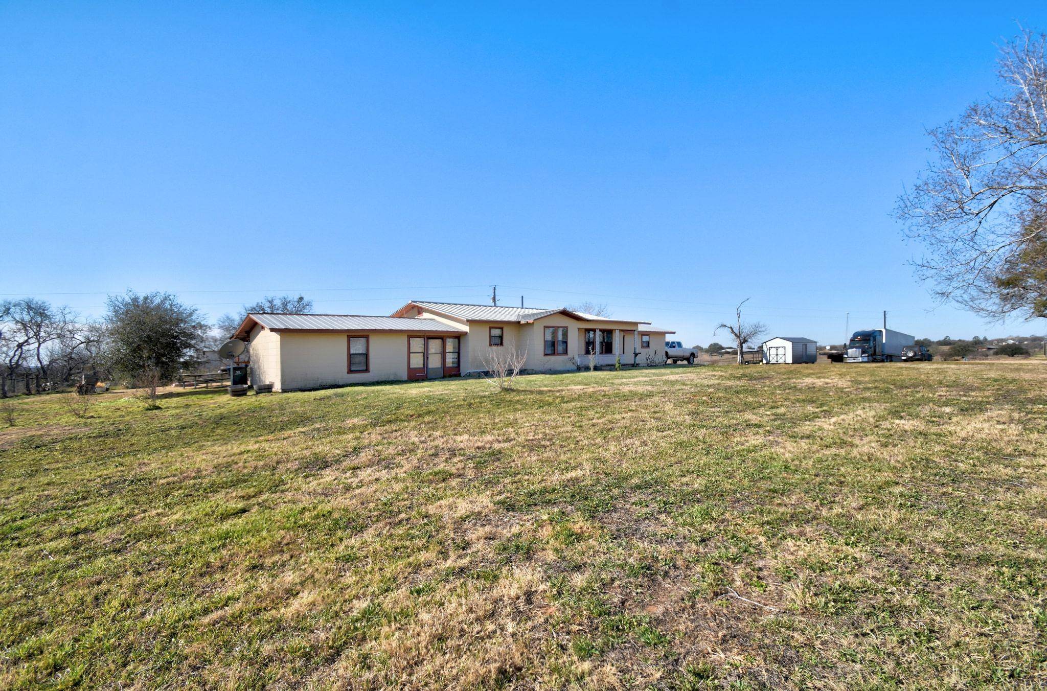 1017 Us Highway 87 E, Smiley, TX 78159