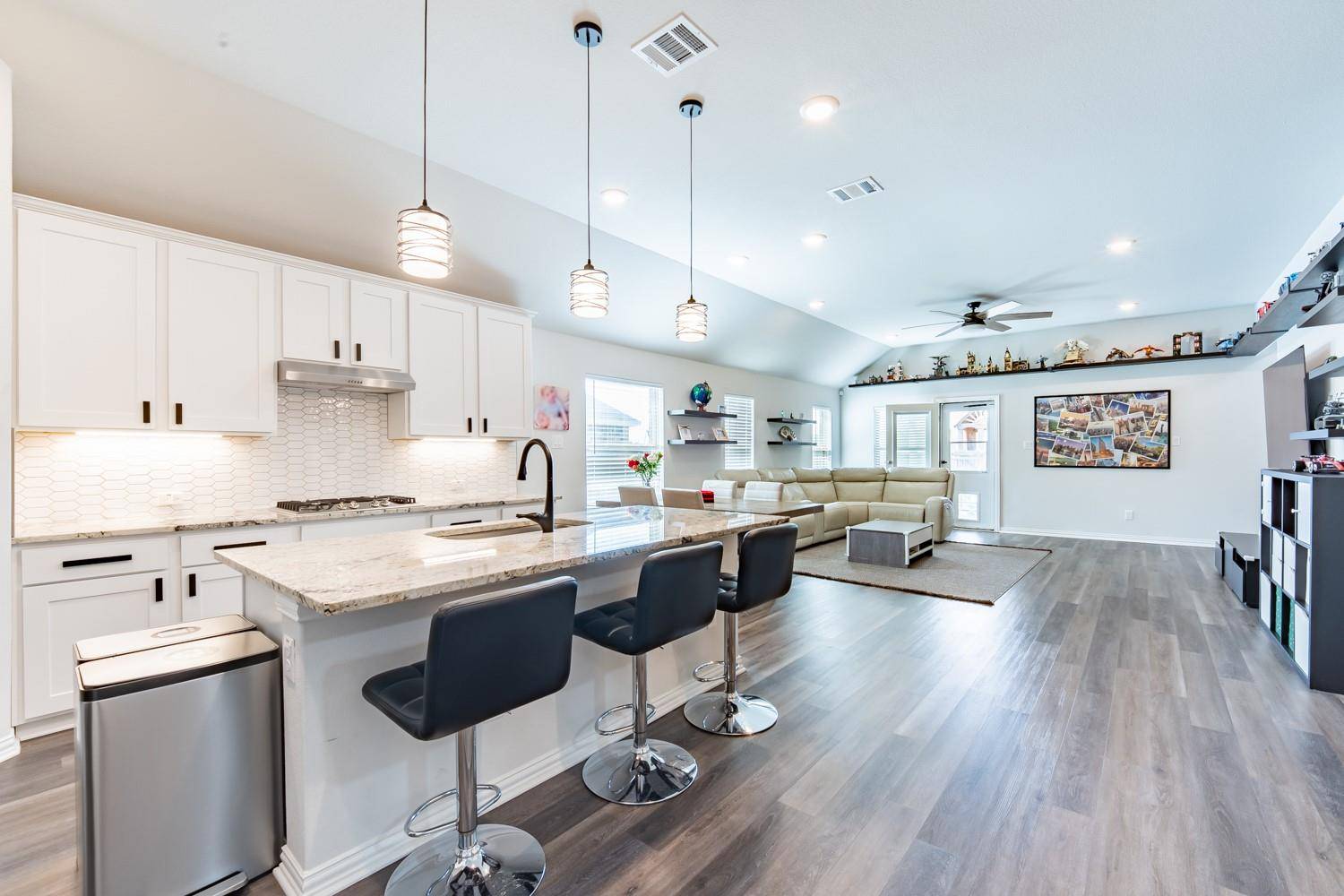 402 Pulitzer DR, Hutto, TX 78634