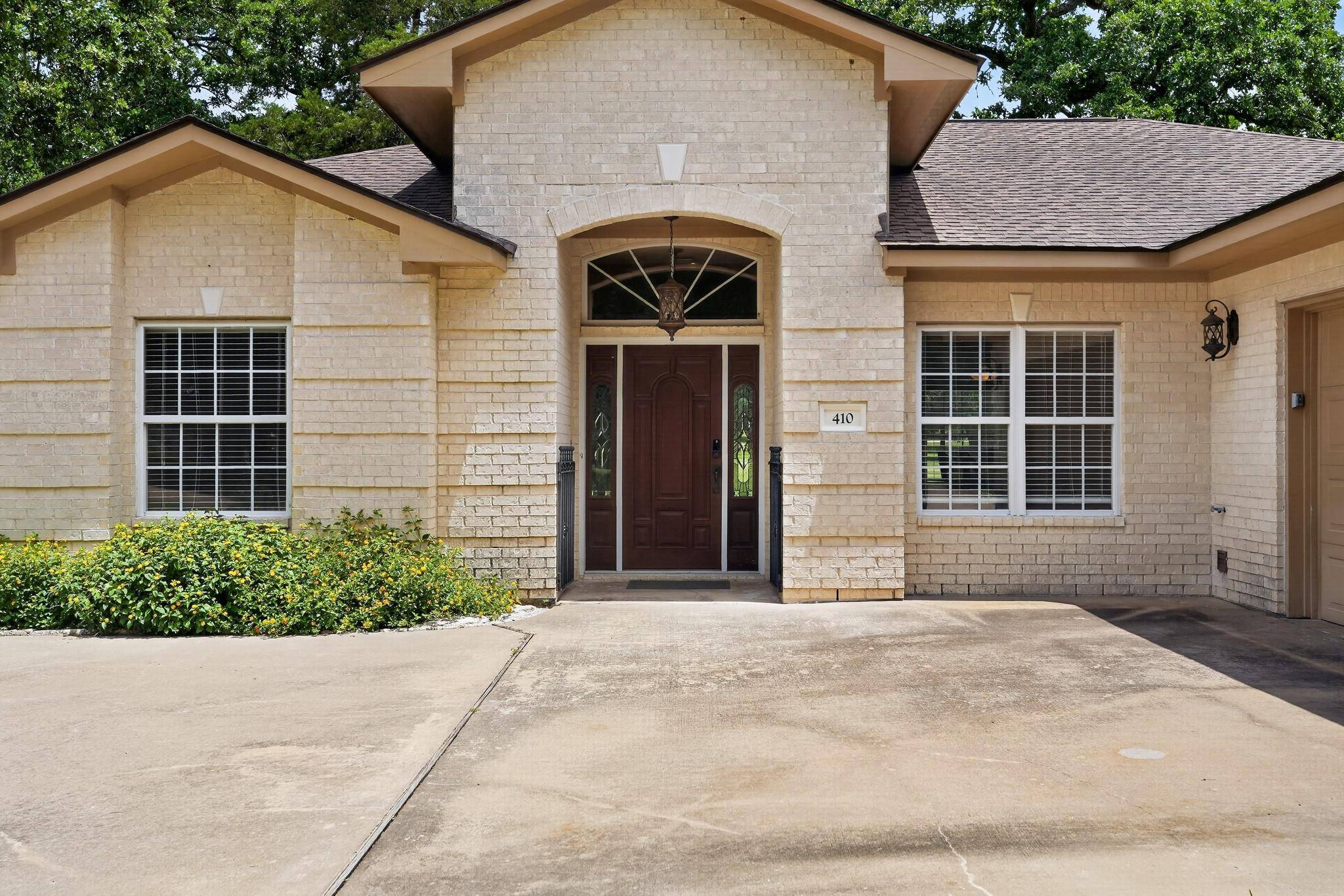410 Pinehurst DR, New Ulm, TX 78950