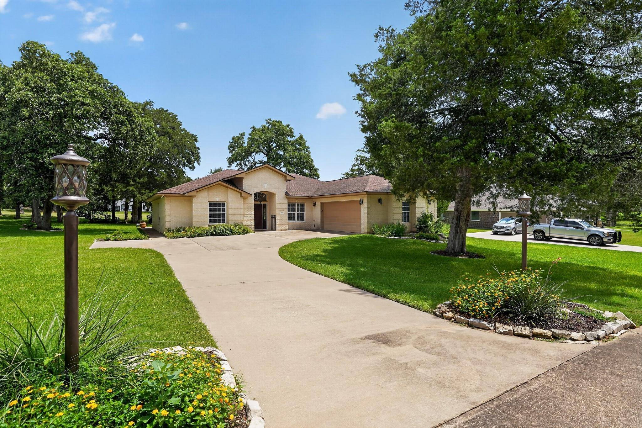 410 Pinehurst DR, New Ulm, TX 78950