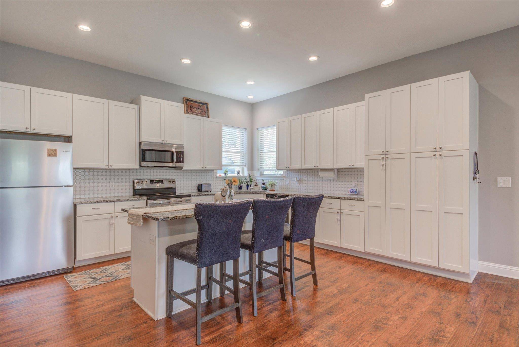 855 Aspen LN, Cottonwood Shores, TX 78657