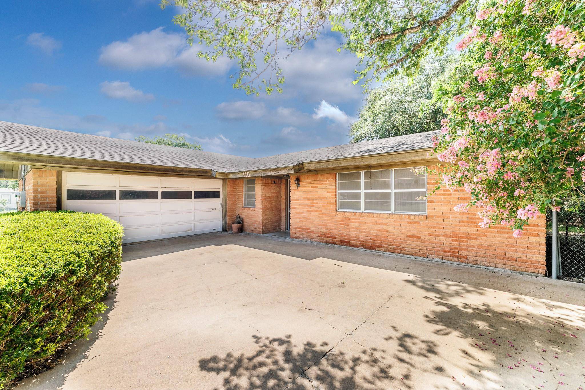 116 E Wallace ST, Gonzales, TX 78629