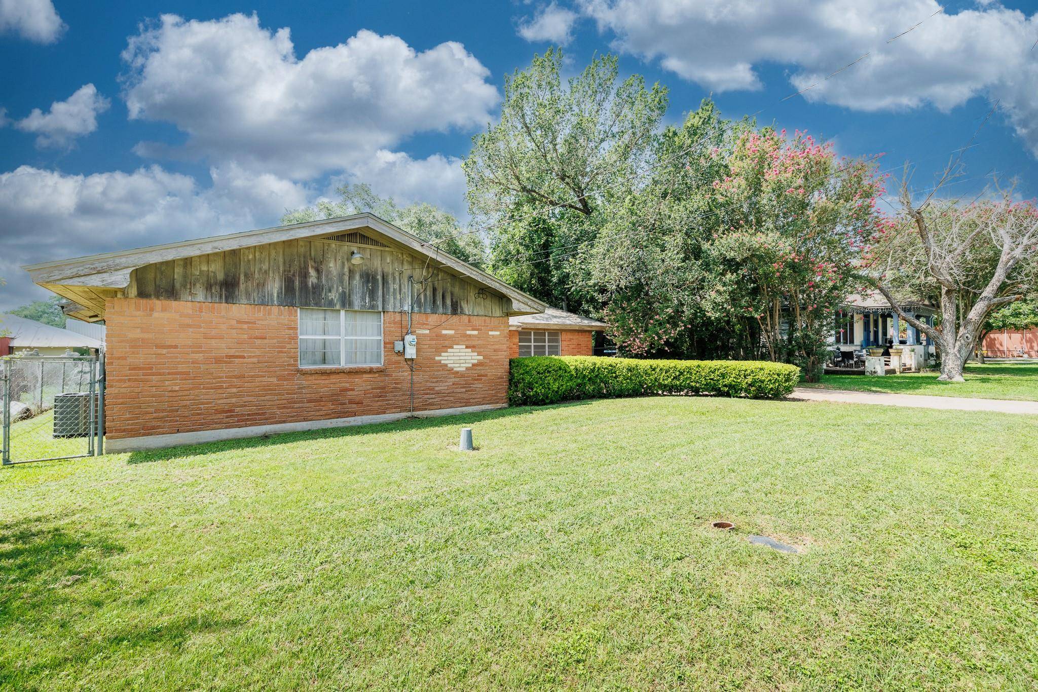116 E Wallace ST, Gonzales, TX 78629