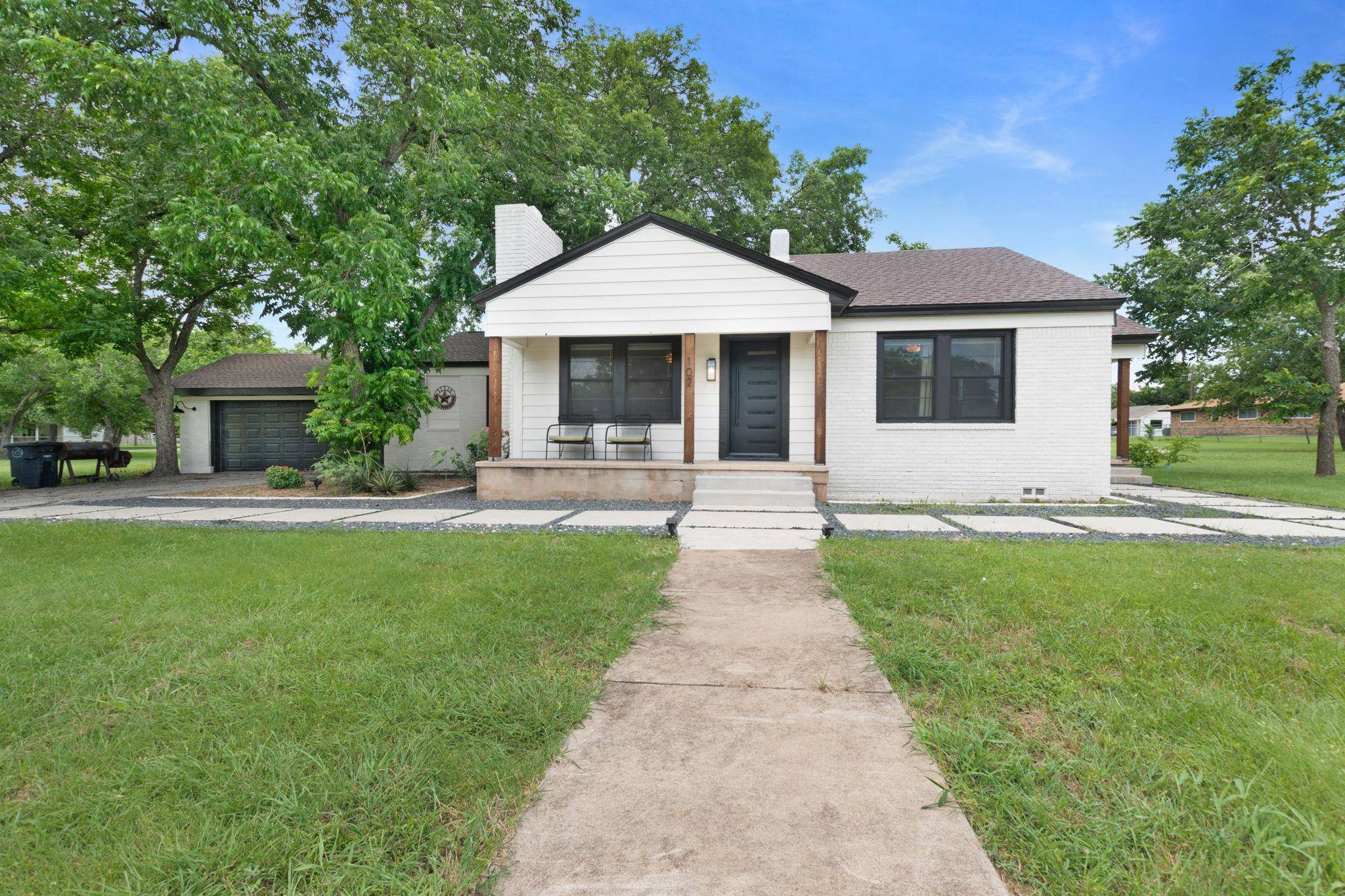 102 Elmo ST, Florence, TX 76527