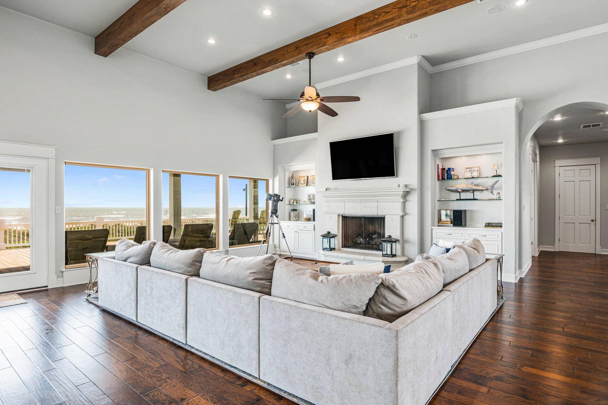 672 Villa DR, Crystal Beach, TX 77650