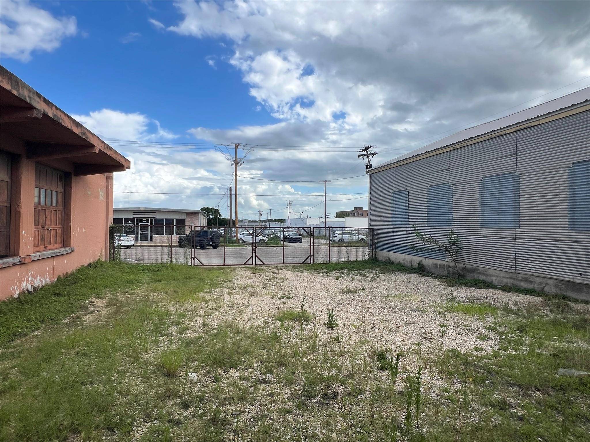 219 E 3rd ST, Taylor, TX 76574