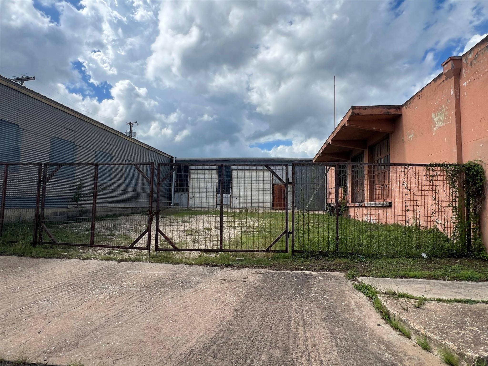 219 E 3rd ST, Taylor, TX 76574