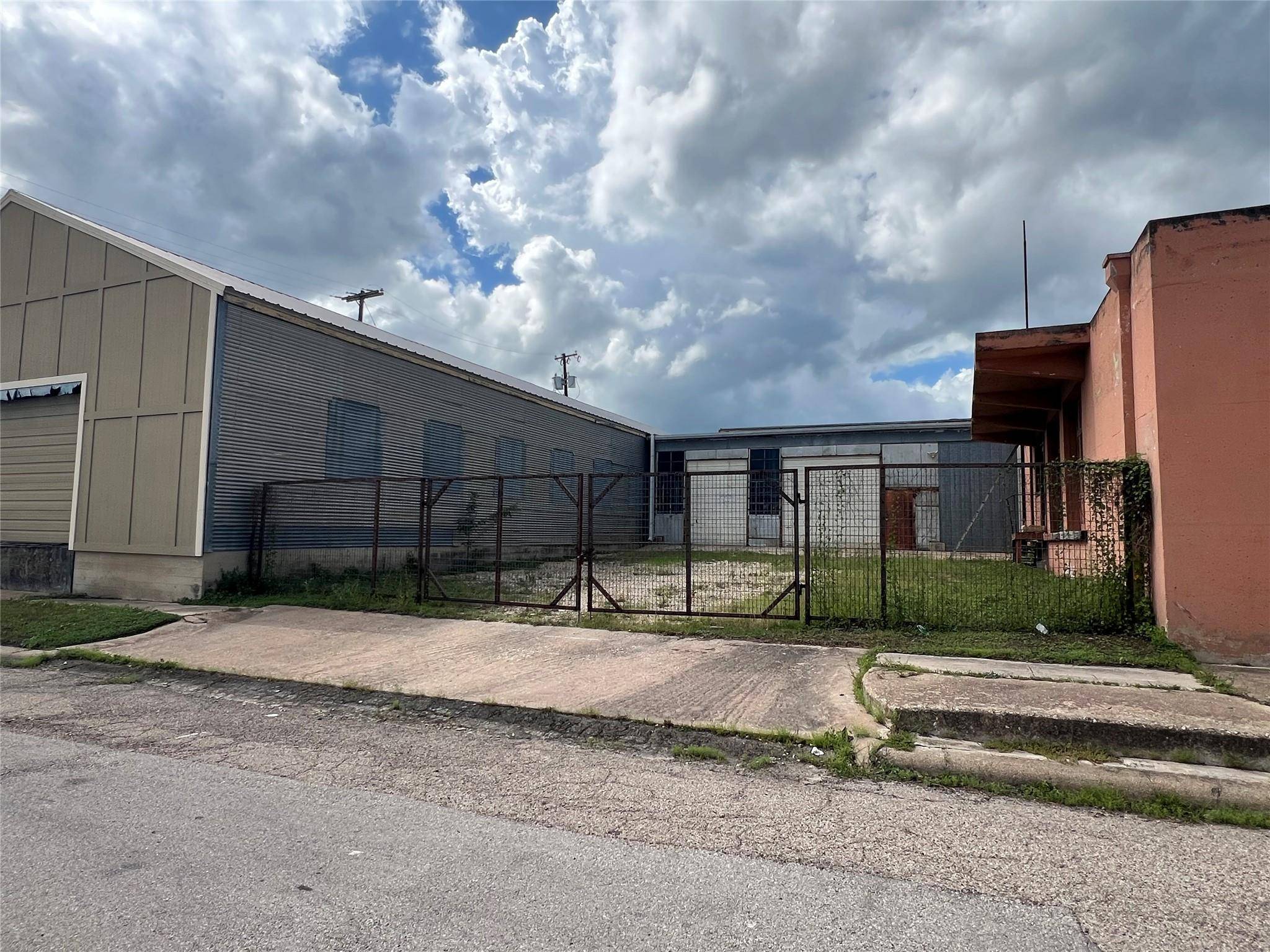 219 E 3rd ST, Taylor, TX 76574