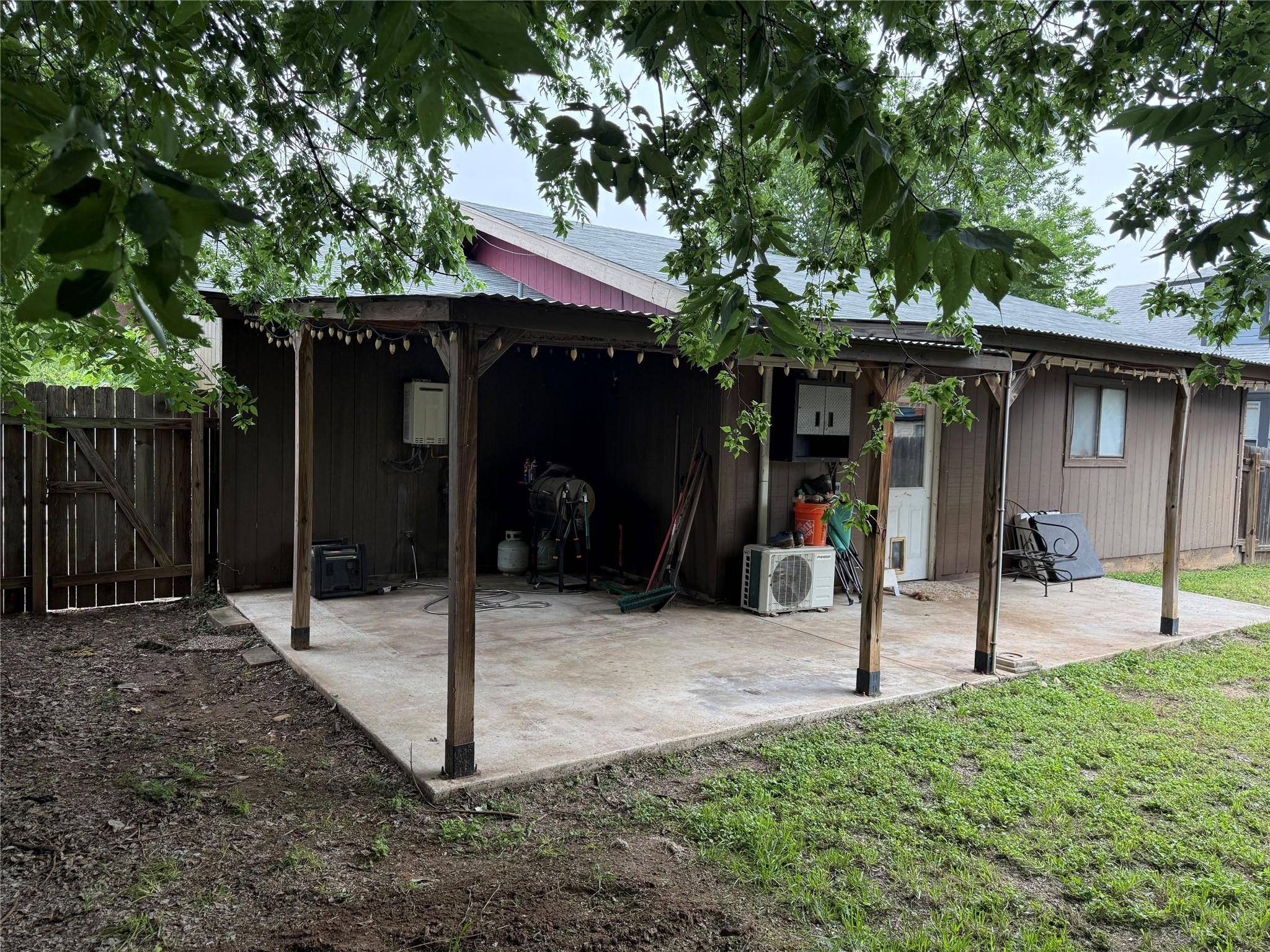1704 S Walnut ST, Georgetown, TX 78626