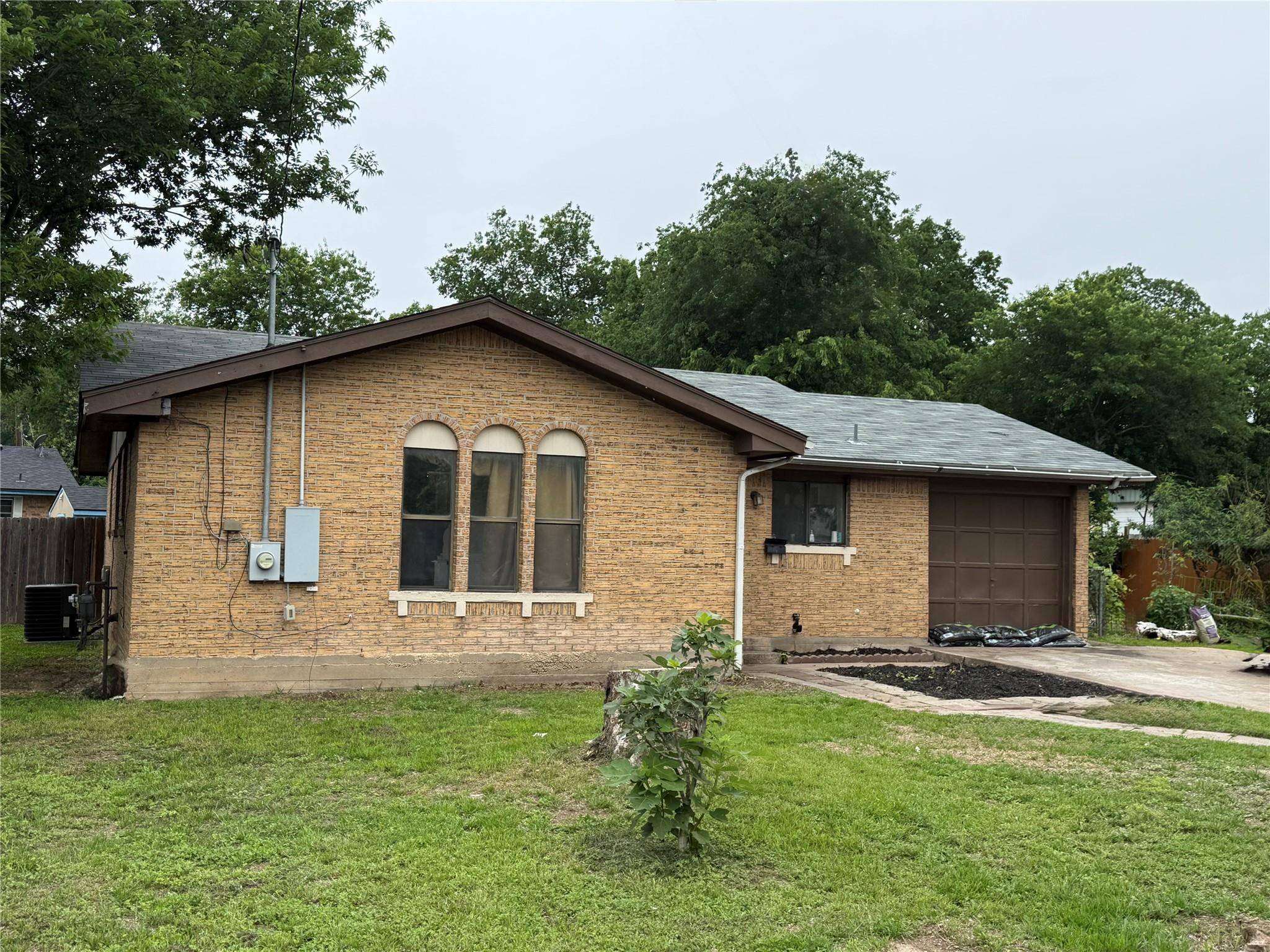 1704 S Walnut ST, Georgetown, TX 78626