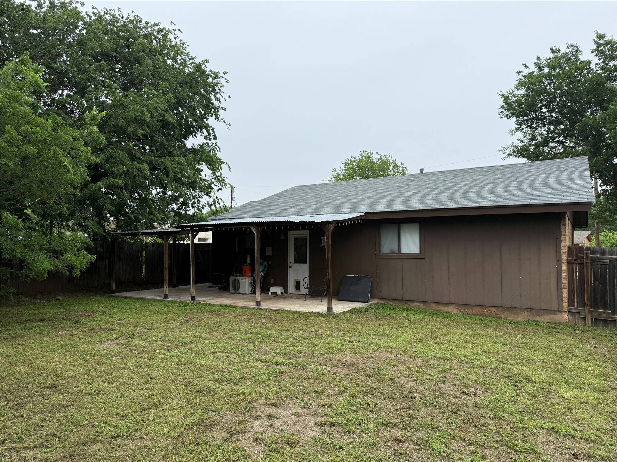 1704 S Walnut ST, Georgetown, TX 78626