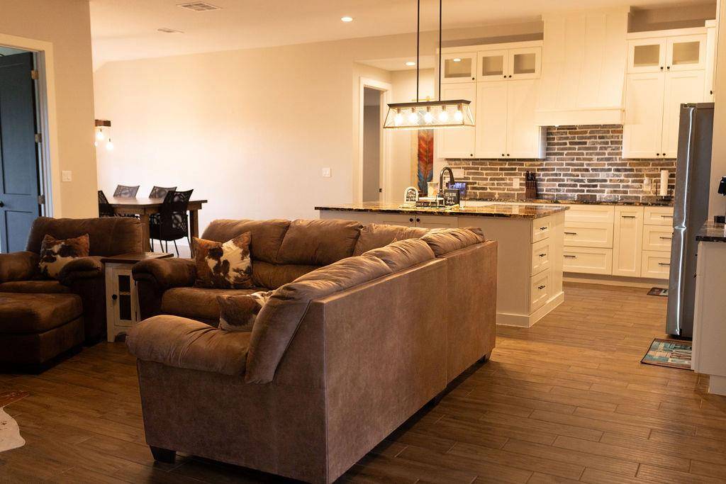 111 Powder RDG, Luling, TX 78648