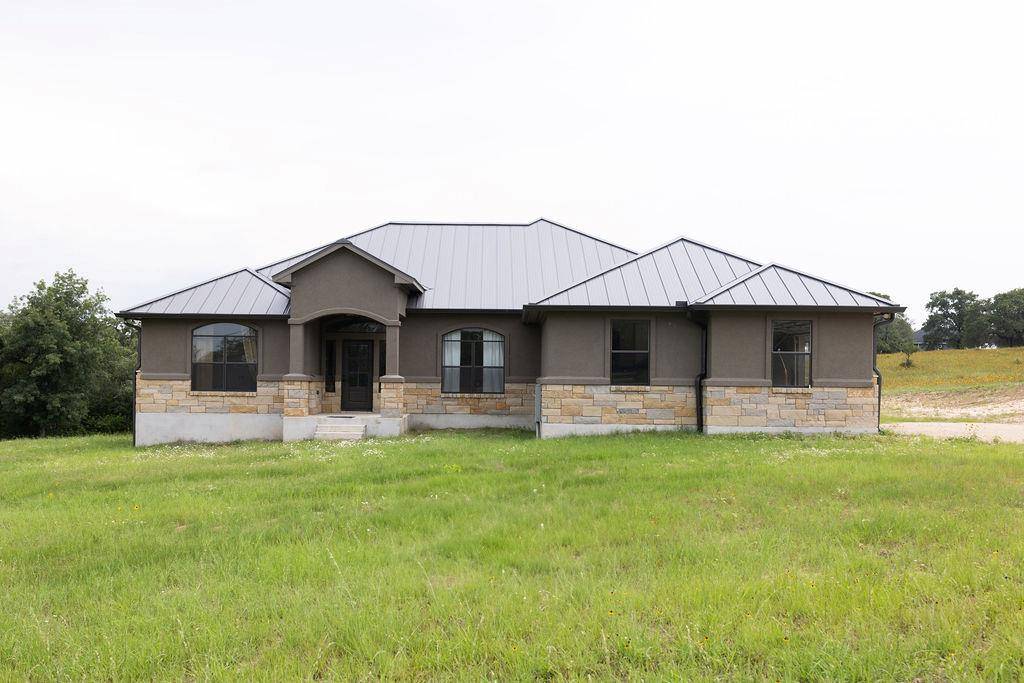 111 Powder RDG, Luling, TX 78648