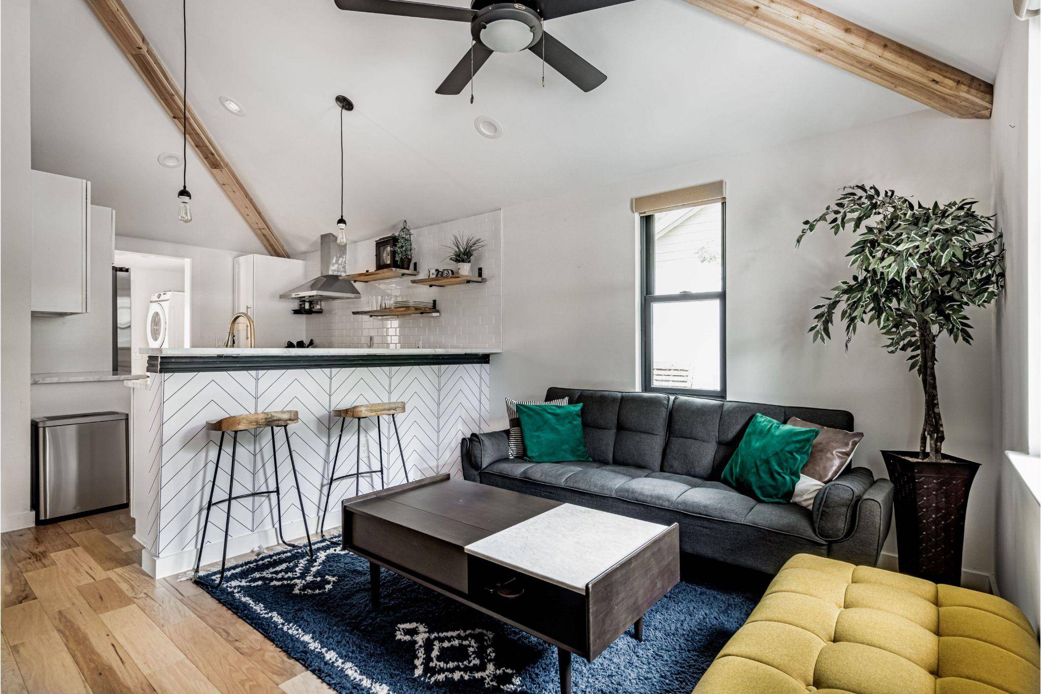1911 College ROW, Austin, TX 78702