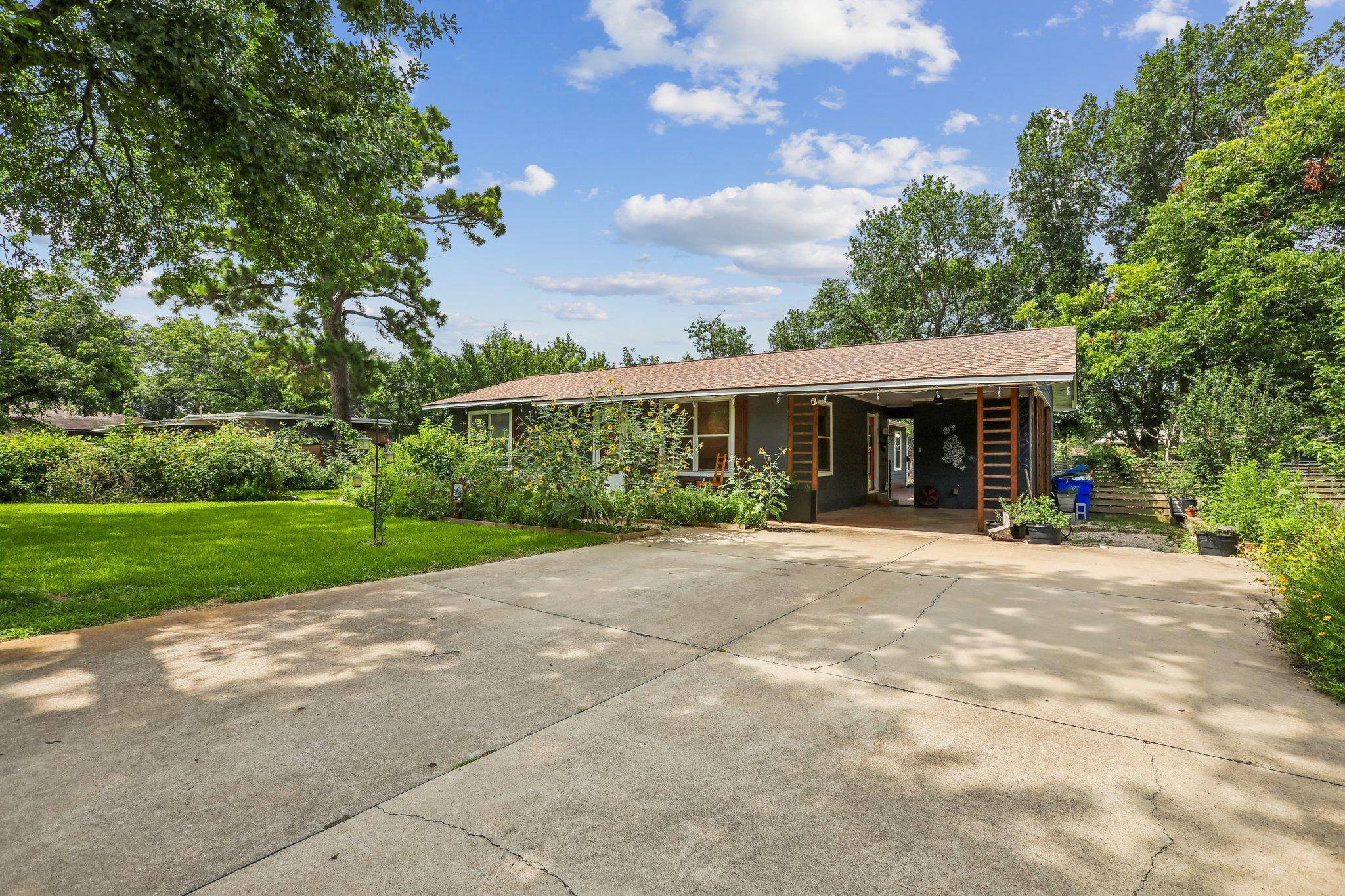 1114 W 2nd ST, Elgin, TX 78621