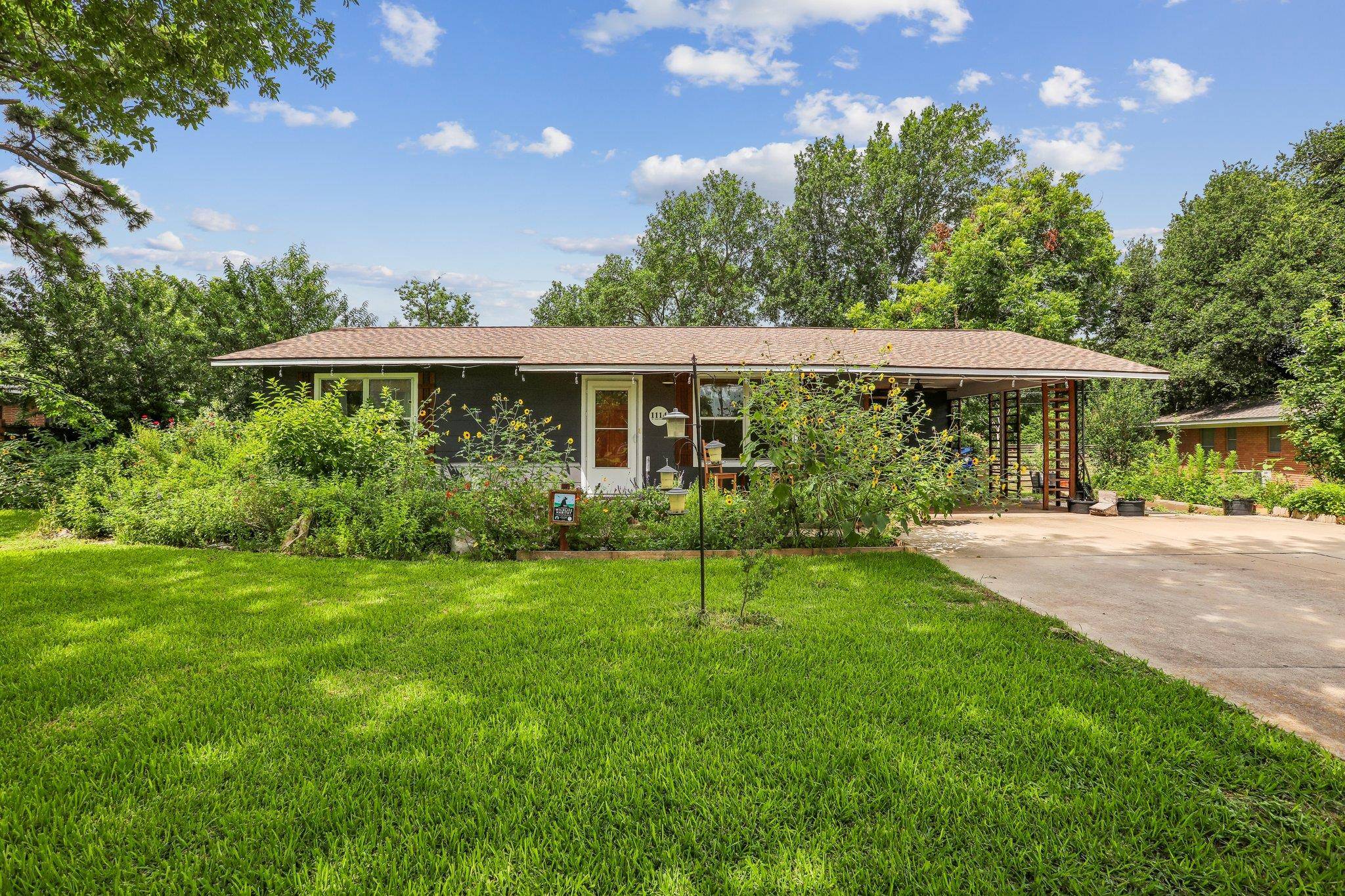 1114 W 2nd ST, Elgin, TX 78621