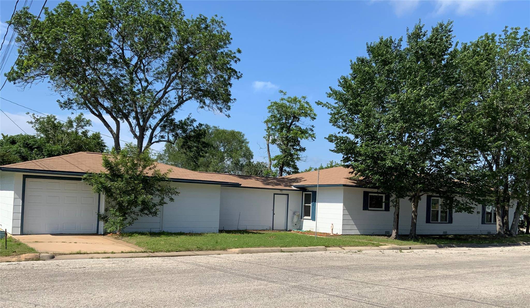 408 S Grimes ST, Giddings, TX 78942