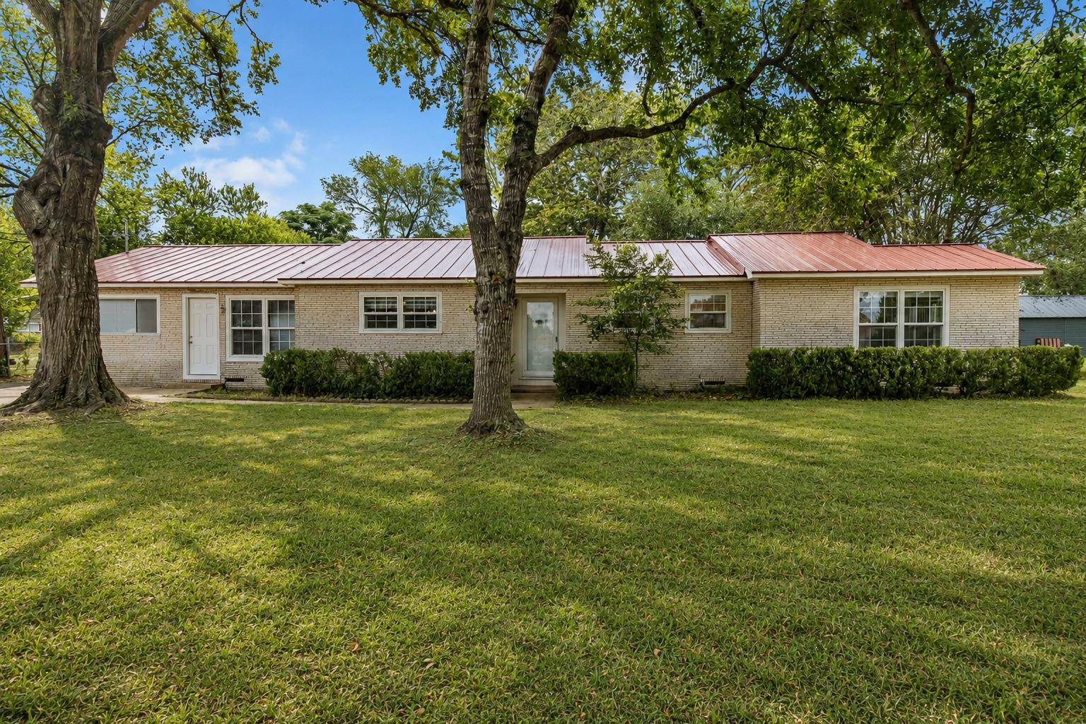 709 NE Tiger LN, Smithville, TX 78957